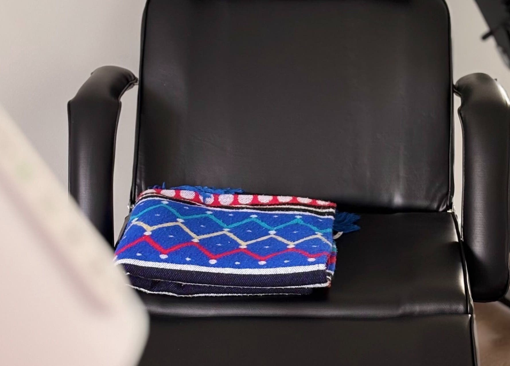 Черный стул с цветным пледом в Nails Palooza, Montevideo, Departamento De Montevideo, UY.