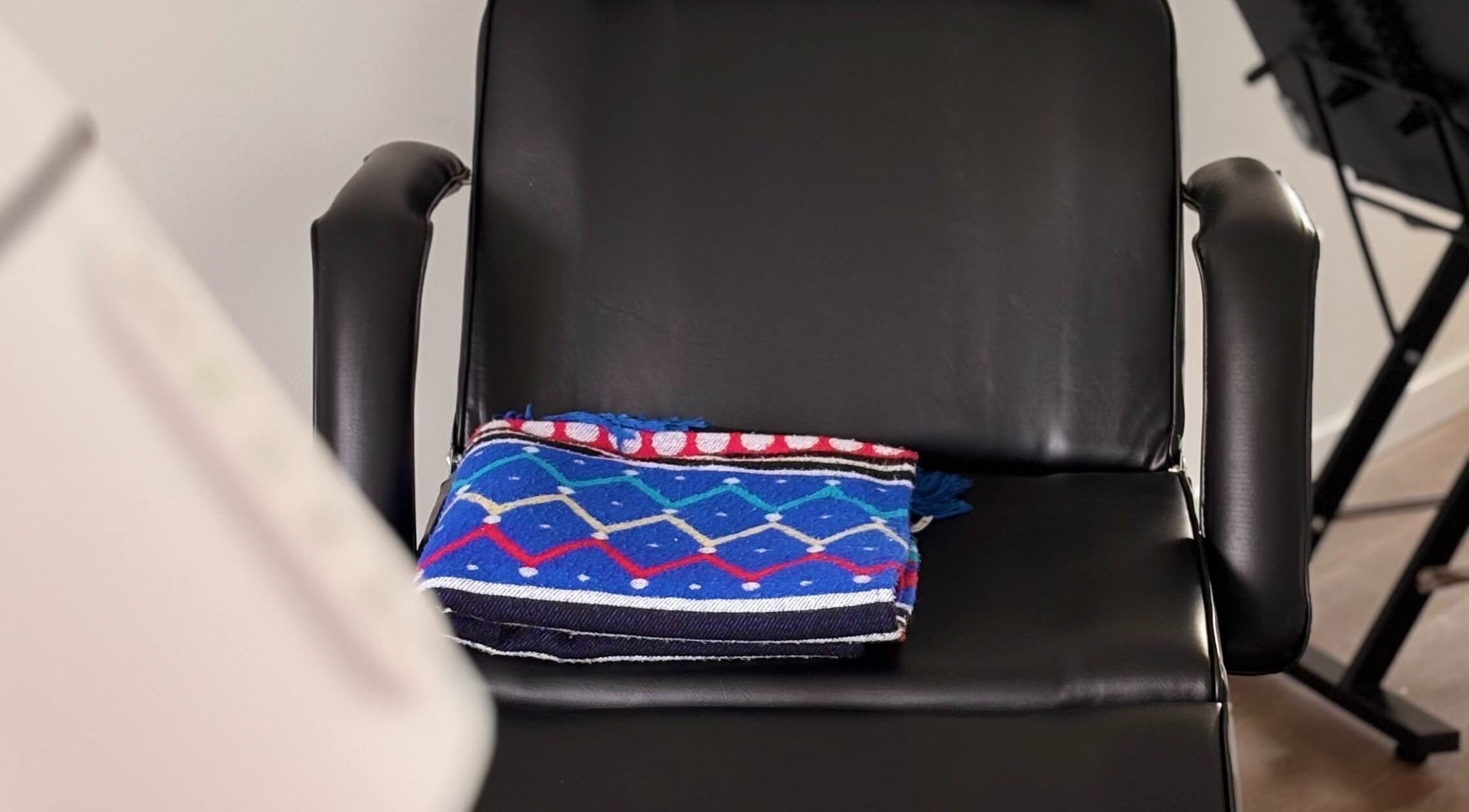 Черный стул с цветным пледом в Nails Palooza, Montevideo, Departamento De Montevideo, UY.