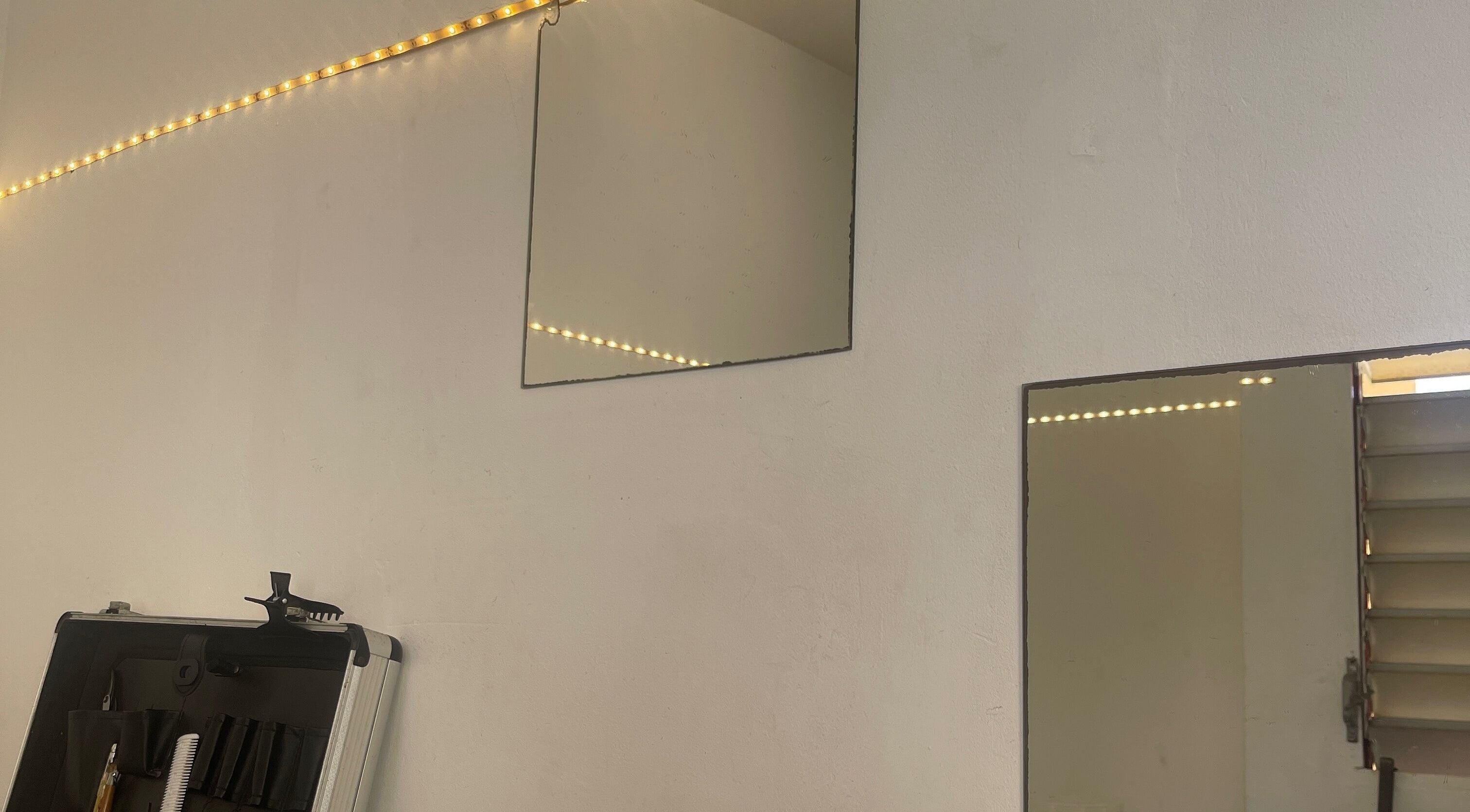 Miroir et éclairage LED à Edge Quality Barber, Schoelcher, Fort-de-France, MQ.