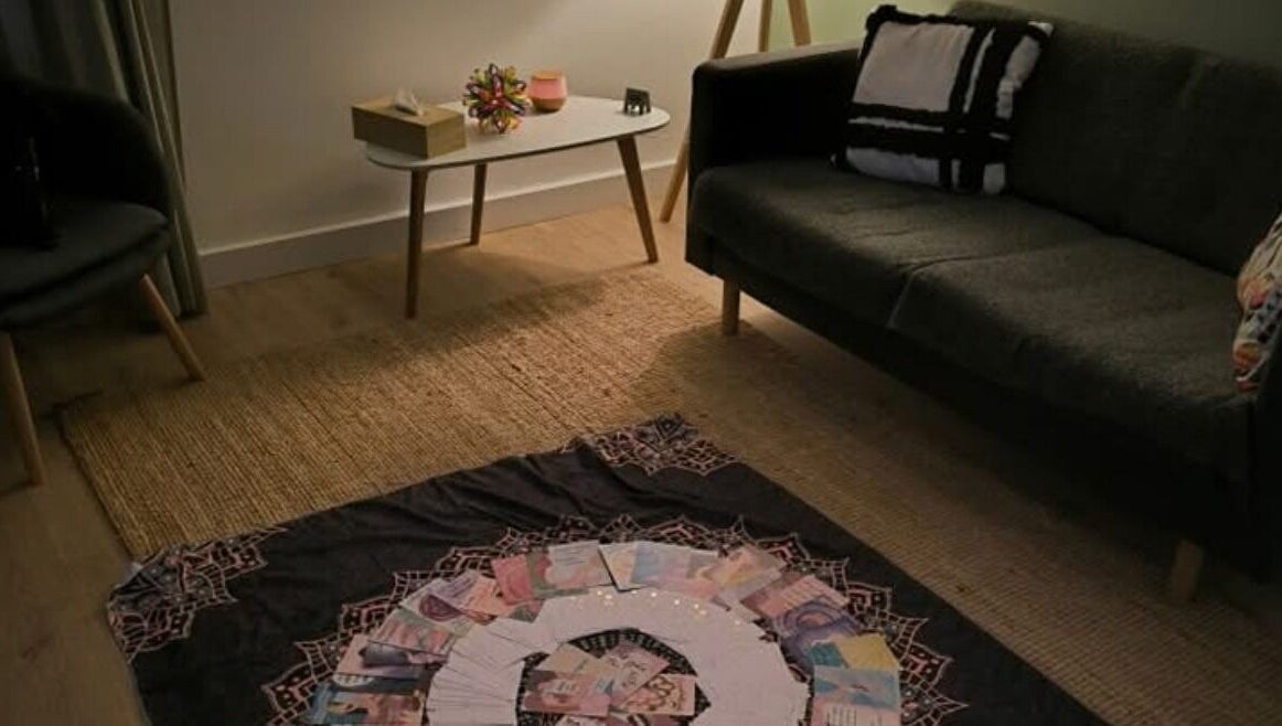 Hangulatos szoba LélelHang by Ambrózi Afrodité-ban, Budapest, Magyar, HU, kényelmes kanapéval.