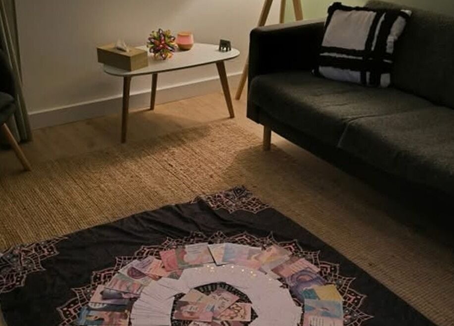 Hangulatos szoba LélelHang by Ambrózi Afrodité-ban, Budapest, Magyar, HU, kényelmes kanapéval.