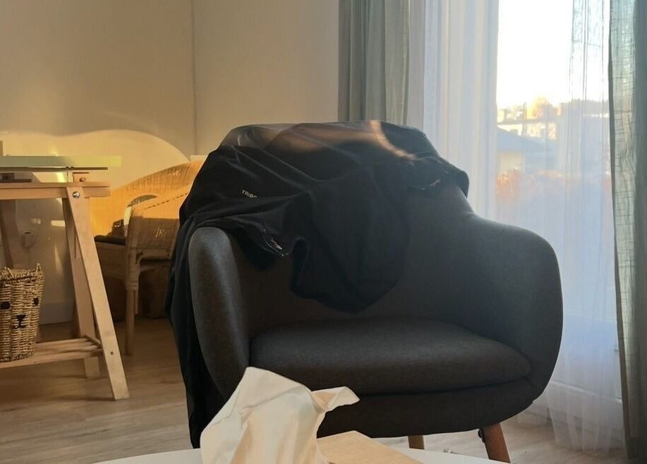 Modern szoba a LélelHang by Ambrózi Afrodité-ben, Budapest, Magyar, HU. Kényelmes szék és asztal.