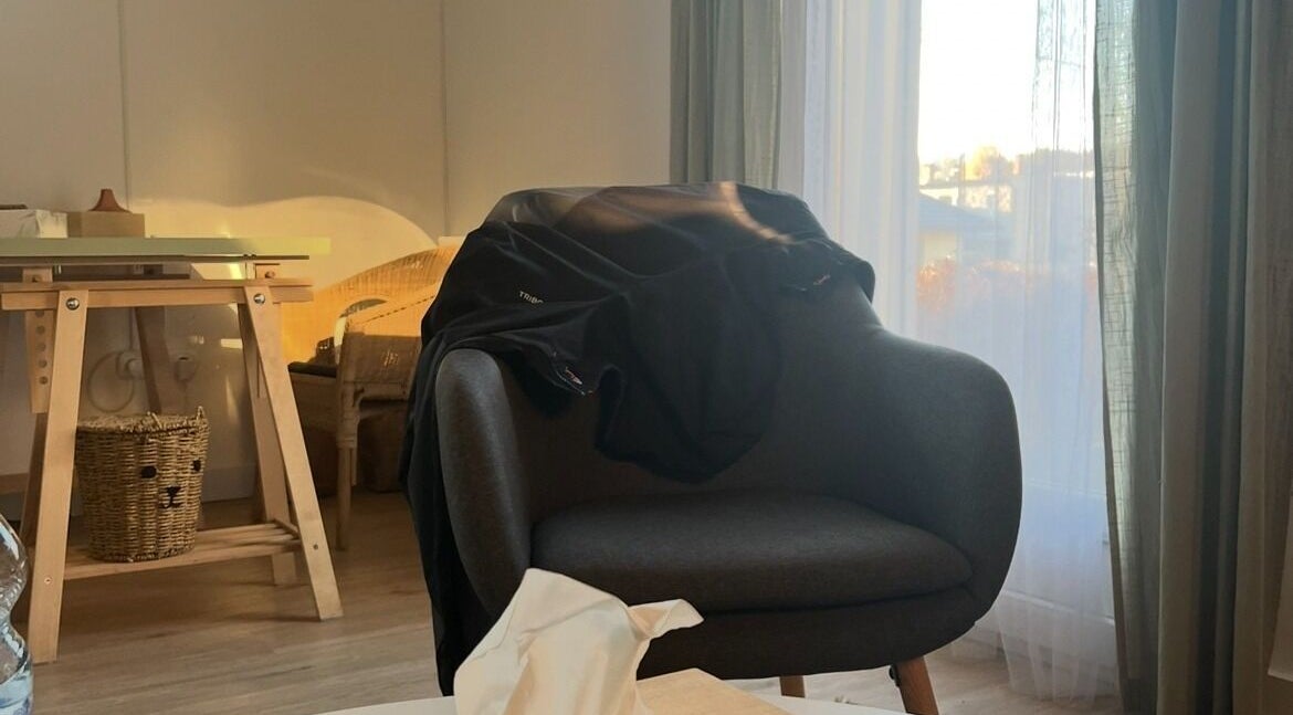 Modern szoba a LélelHang by Ambrózi Afrodité-ben, Budapest, Magyar, HU. Kényelmes szék és asztal.