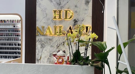 Lối vào HD NAIL ART, Warszawa, Województwo Mazowieckie, PL với bảng hiệu vàng sáng.