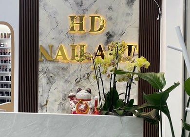 Nội thất sang trọng tại HD NAIL ART, Warszawa, Województwo Mazowieckie, PL với tường đá cẩm thạch và cây cảnh.
