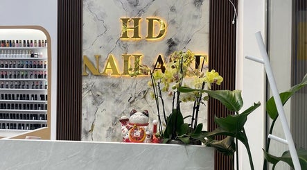 Nội thất sang trọng tại HD NAIL ART, Warszawa, Województwo Mazowieckie, PL với tường đá cẩm thạch và cây cảnh.