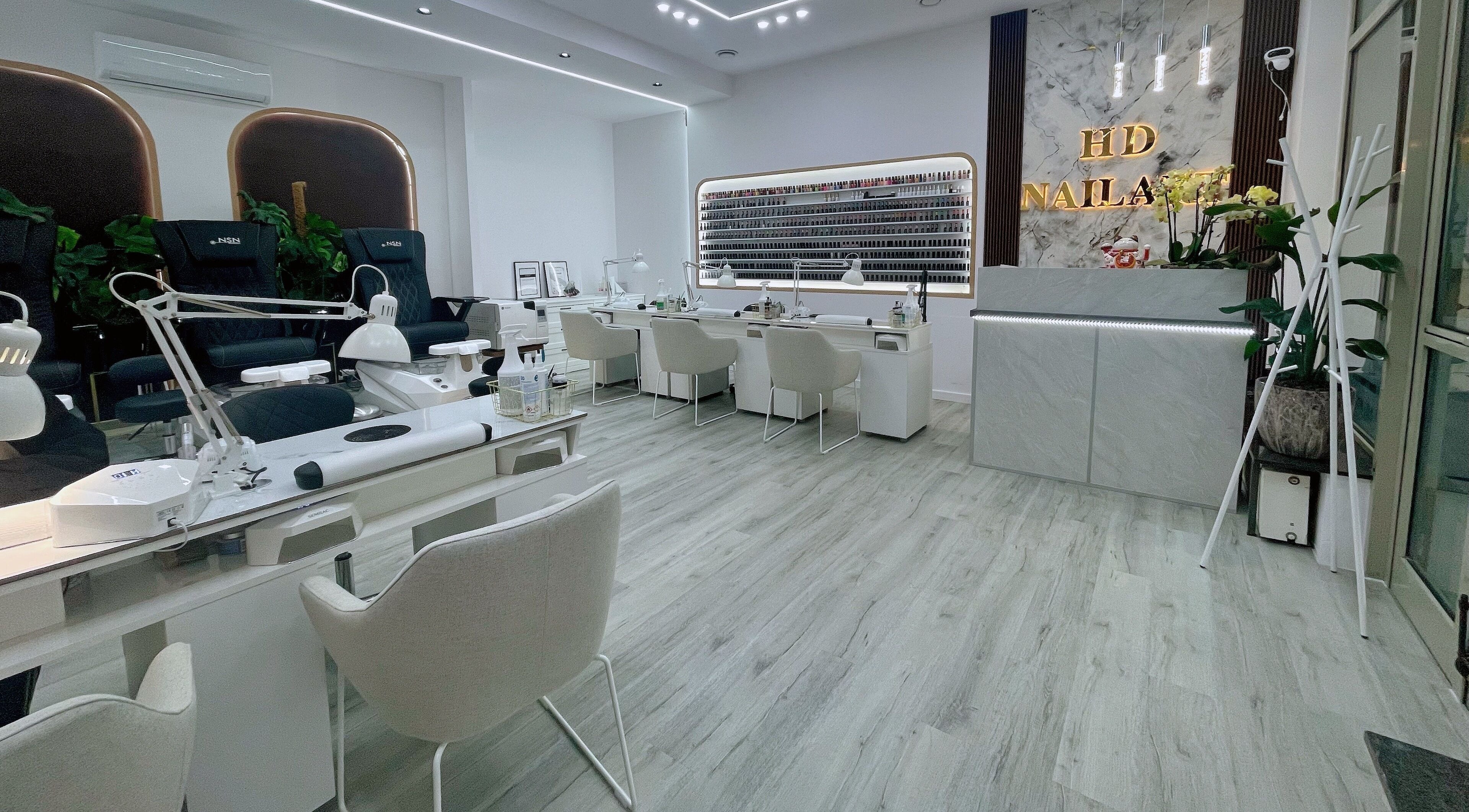 Nội thất HD NAIL ART ở Warszawa, Województwo Mazowieckie, PL với thiết kế hiện đại và sang trọng.