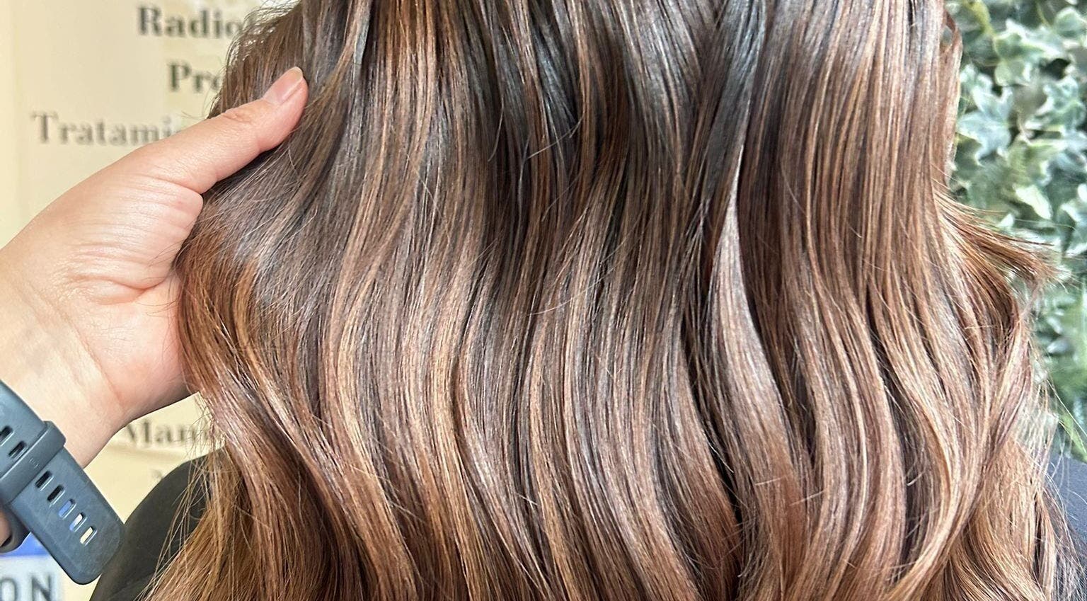 Cabello ondulado y brillante en Astrid Cango, Madrid, Comunidad De Madrid, ES.