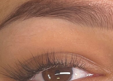 Sourcils parfaitement dessinés chez La Fee Métissée, Huningue, Grand Est, FR, pour un regard captivant.