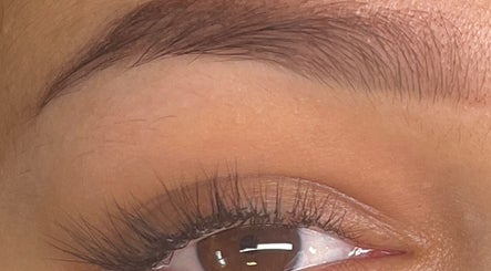 Sourcils parfaitement dessinés chez La Fee Métissée, Huningue, Grand Est, FR, pour un regard captivant.