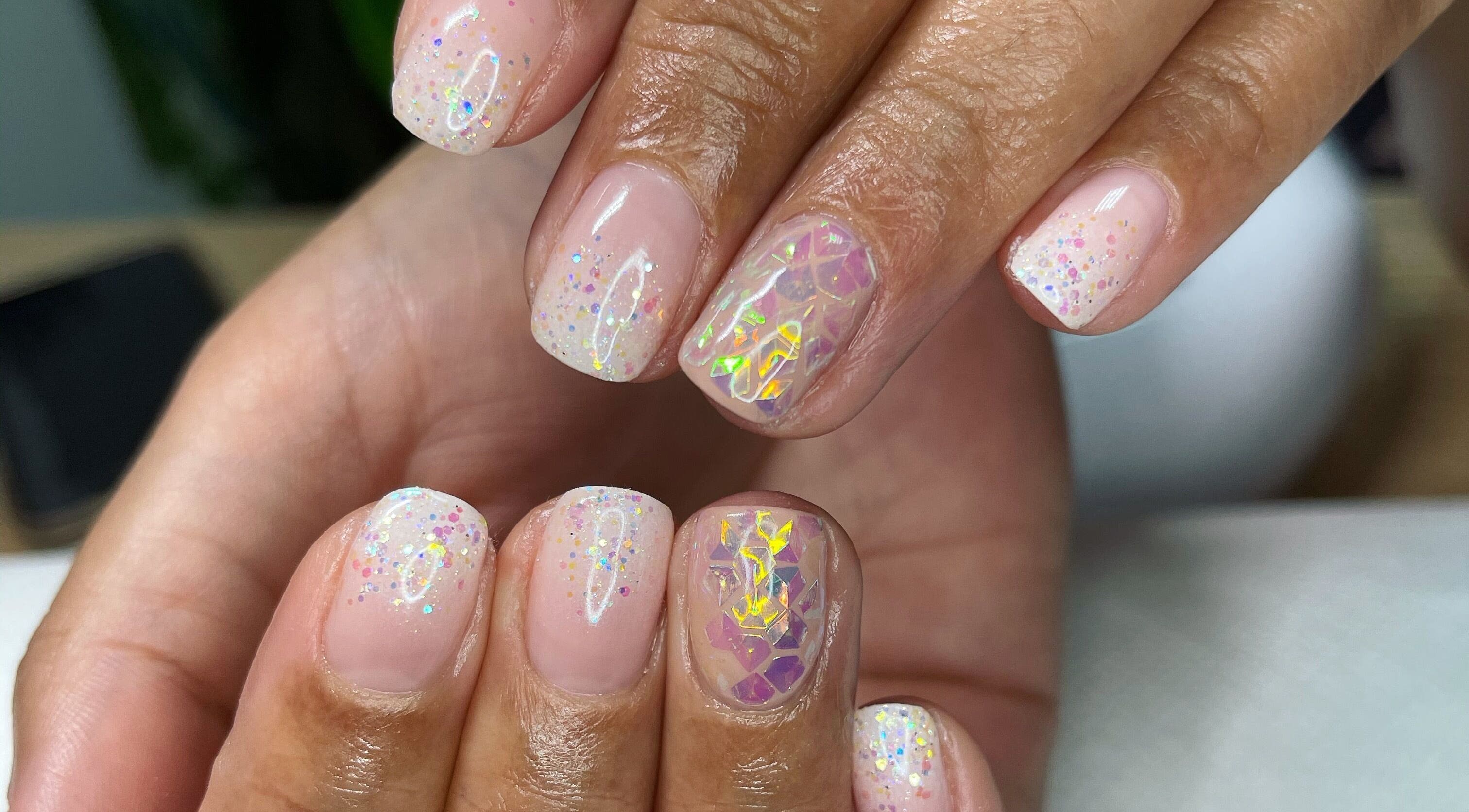 Ongles scintillants avec motifs holographiques chez Be OrigiNail, Pirae, Îles Du Vent, PF.