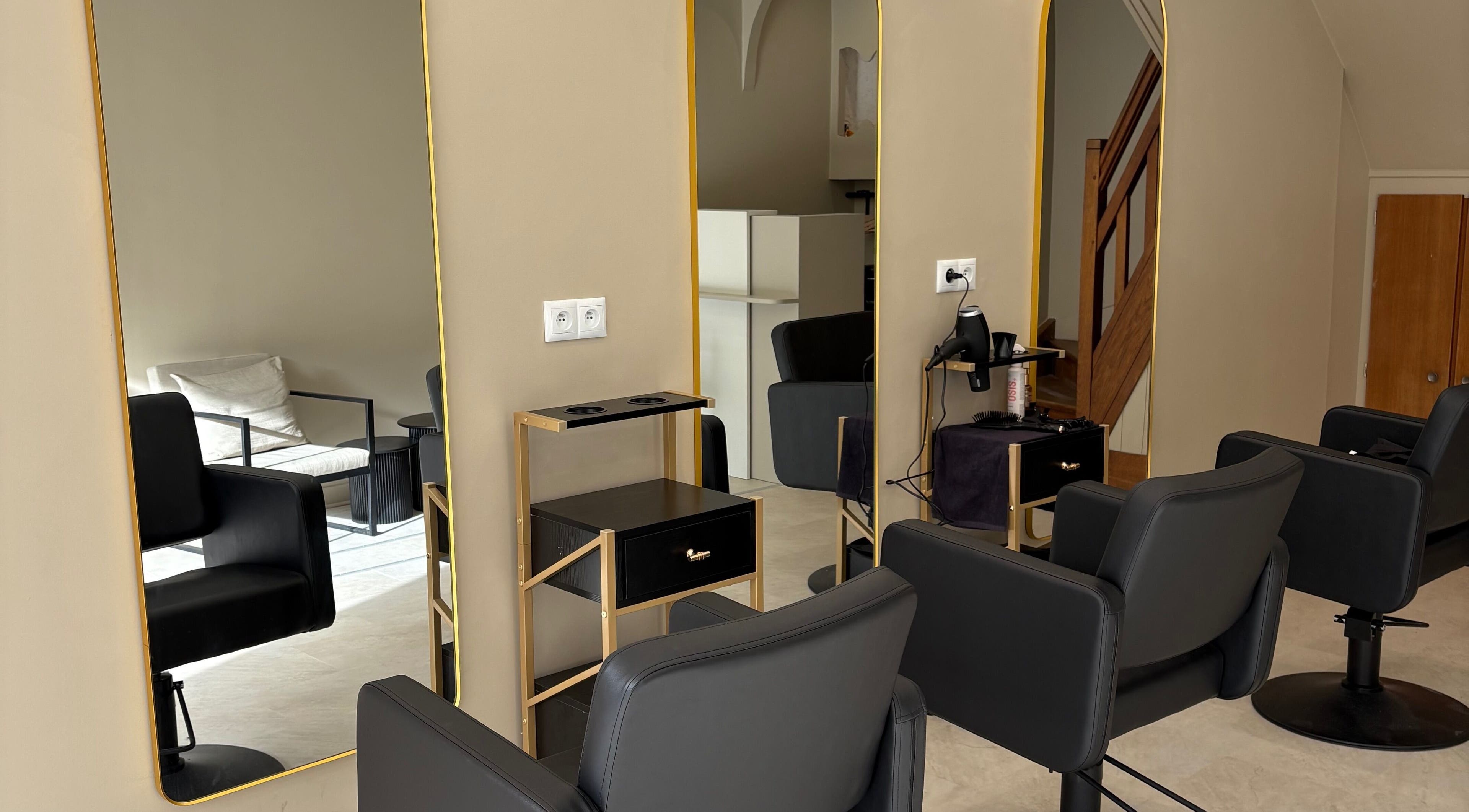 Espace salon chic chez Zephaniah Institut à Saint-maur-des-fossés, Île-de-france, FR avec miroirs élégants.