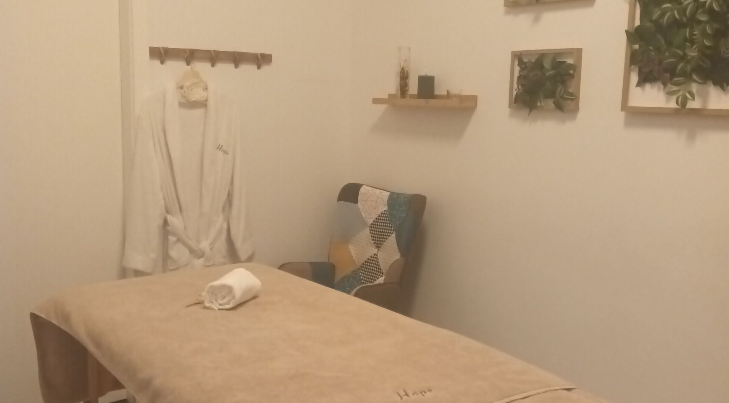 Massage room at Hope Terapia Corporal in Viana Do Castelo, featuring a cozy table and relaxing decor.