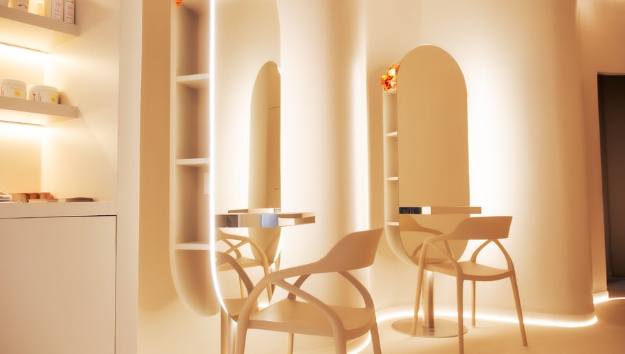 Intérieur chic de Nesspa à Paris, Île-de-France, FR, avec sièges modernes et éclairage doux.