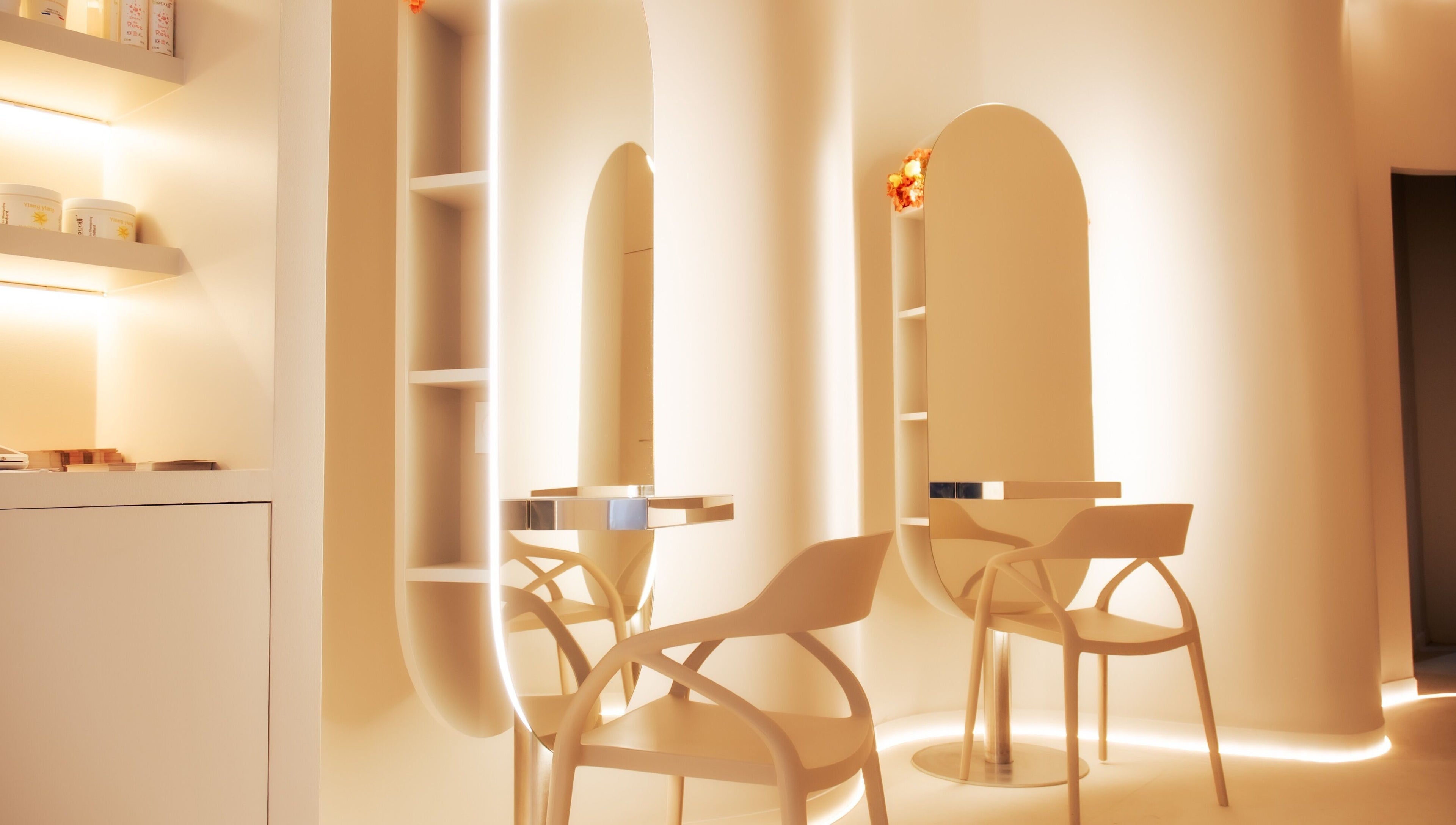 Intérieur moderne et lumineux de Nesspa (Headspa bio) à Paris, Île-de-France, FR, avec chaises élégantes.