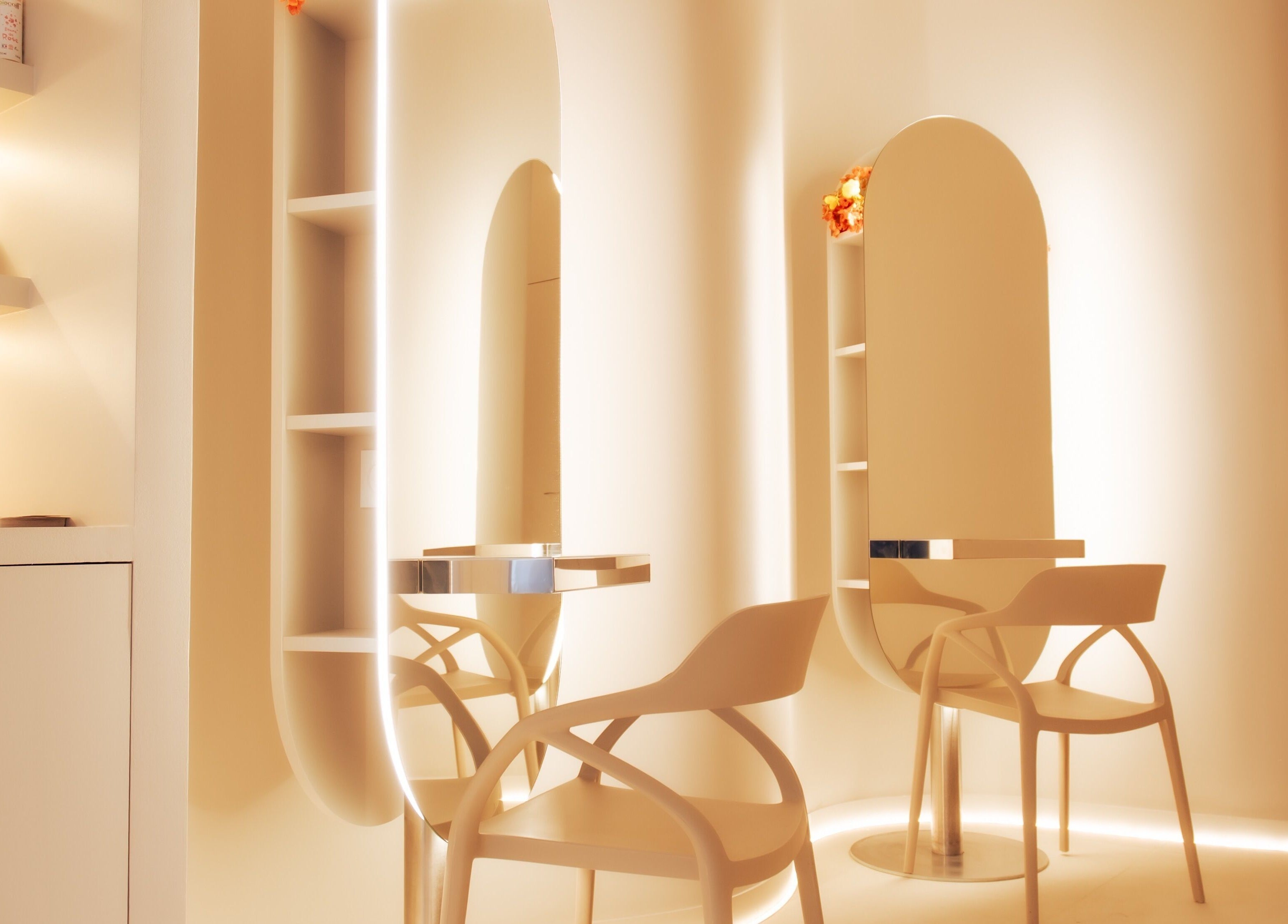 Intérieur moderne et lumineux de Nesspa (Headspa bio) à Paris, Île-de-France, FR, avec chaises élégantes.