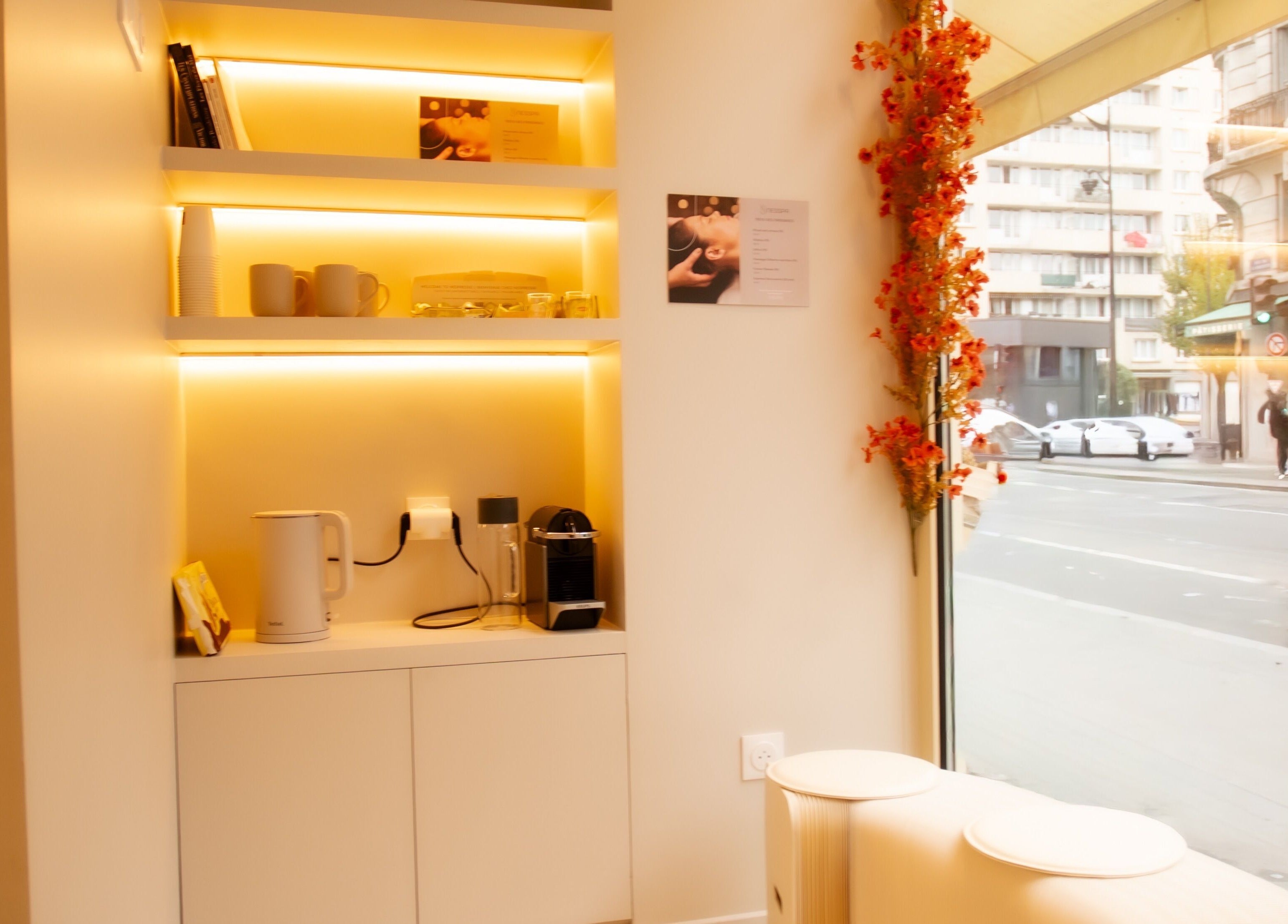 Coin détente chez Nesspa (Headspa bio), Paris, Île-de-france, FR avec étagères éclairées et vue rue.