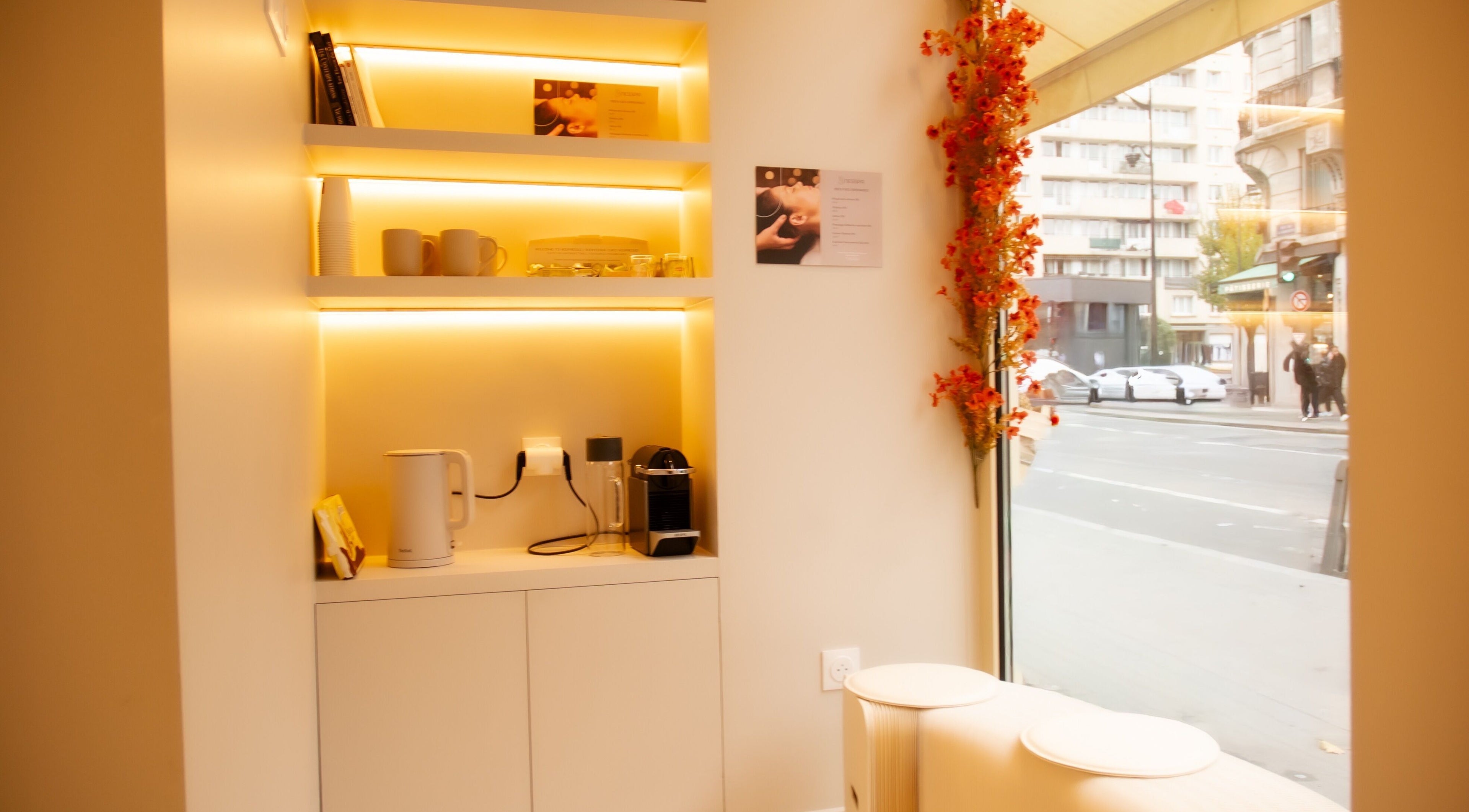 Coin détente chez Nesspa (Headspa bio), Paris, Île-de-france, FR avec étagères éclairées et vue rue.