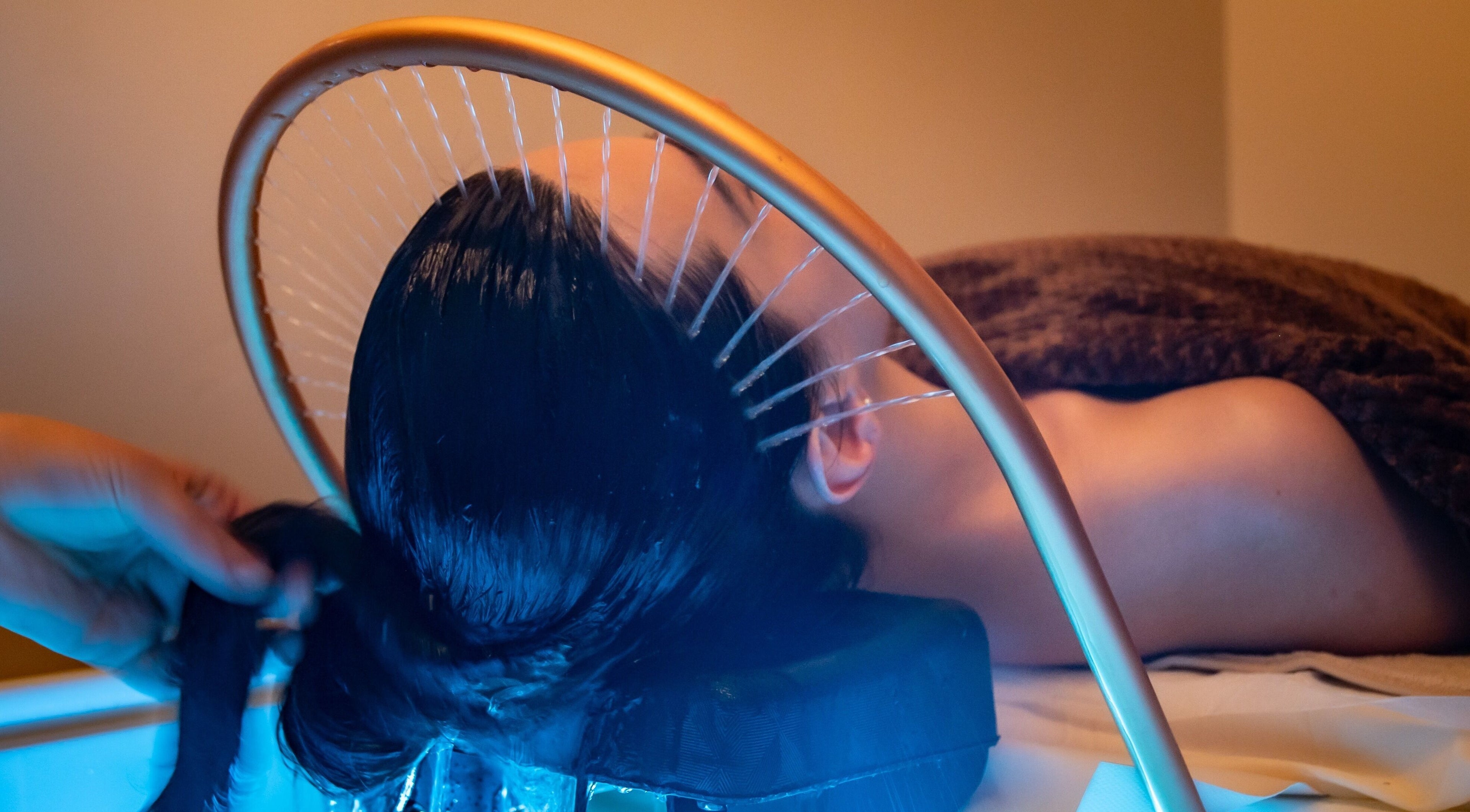 Hydrothérapie chez Nesspa (Headspa bio) à Paris, Île-de-France, FR, pour un soin capillaire relaxant.