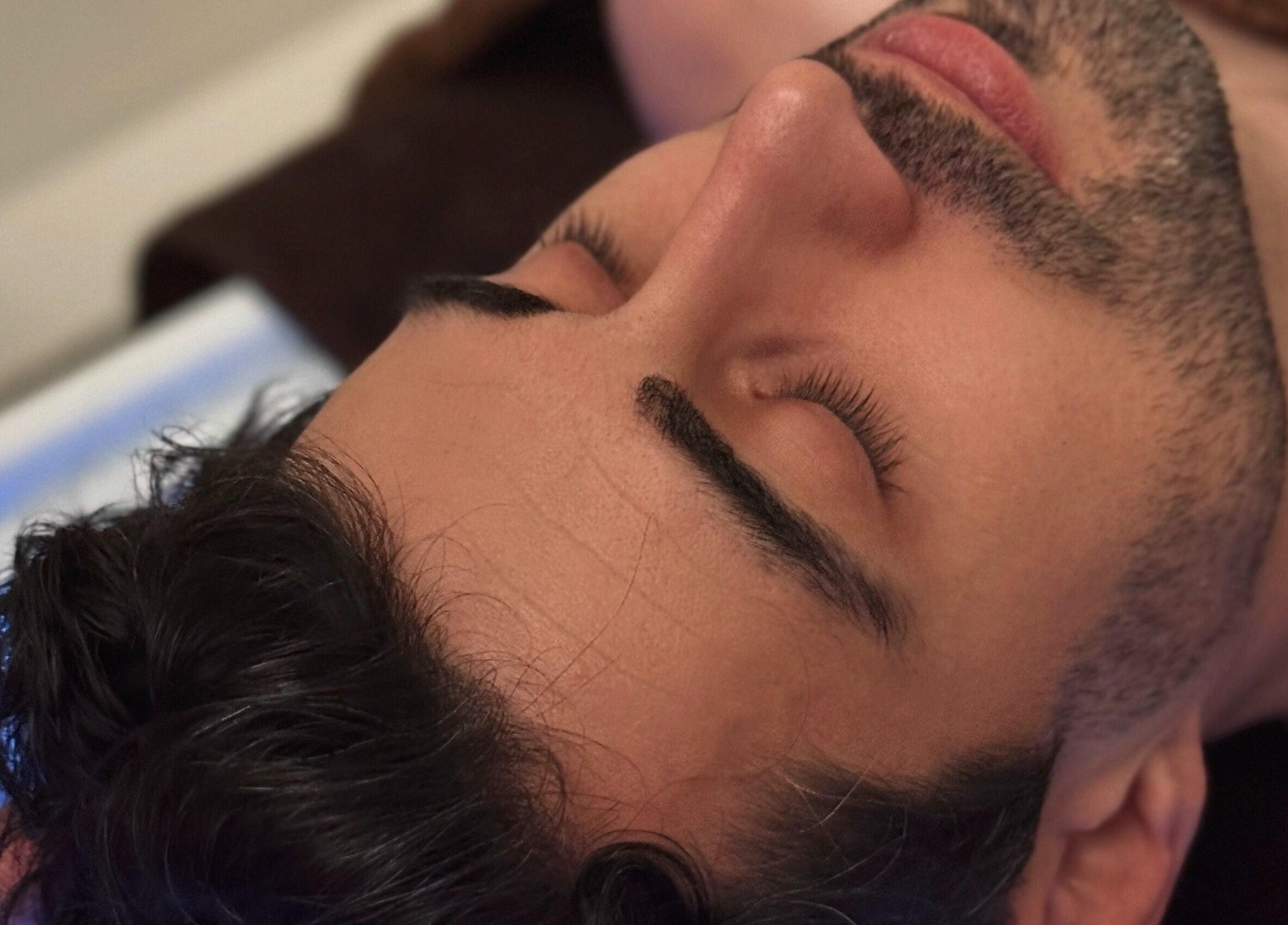 Homme relaxé en soin à Nesspa (Headspa bio), Paris, Île-de-france, FR.