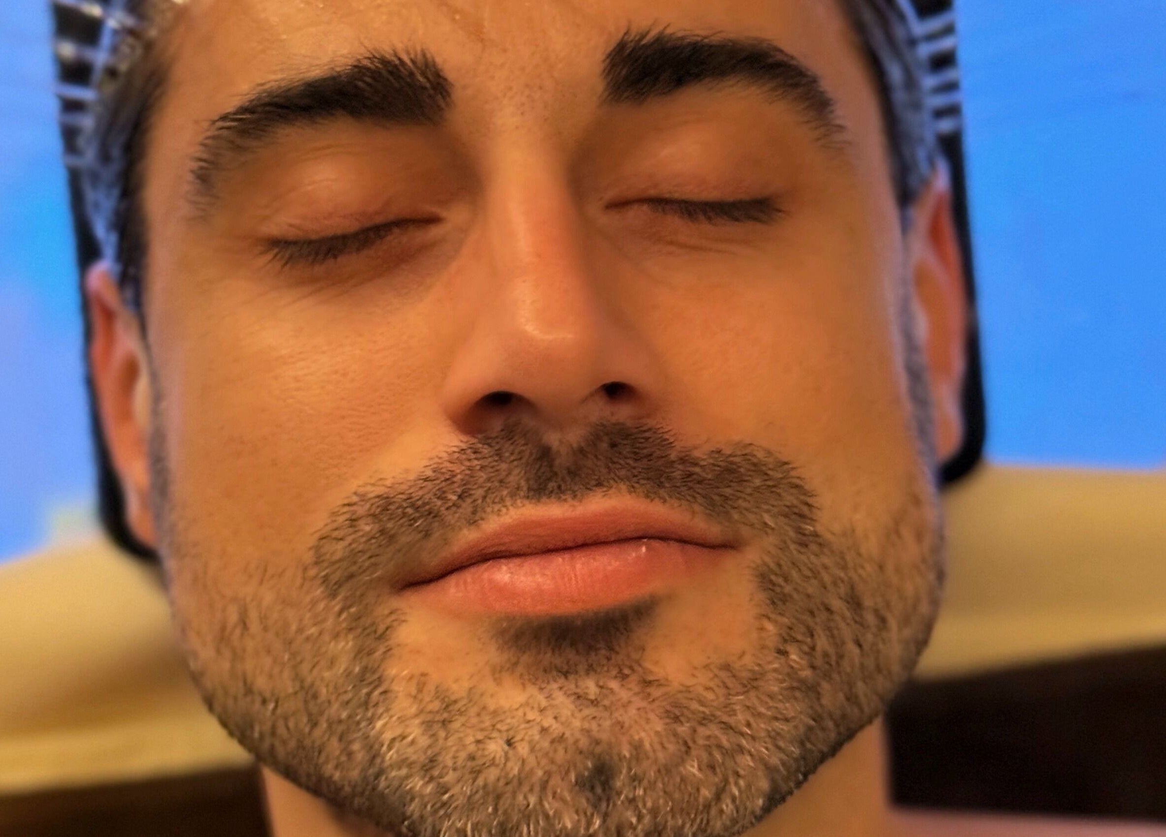 Homme détendu au Headspa bio de Nesspa, Paris, Île-de-France, FR. Expérience de relaxation suprême.