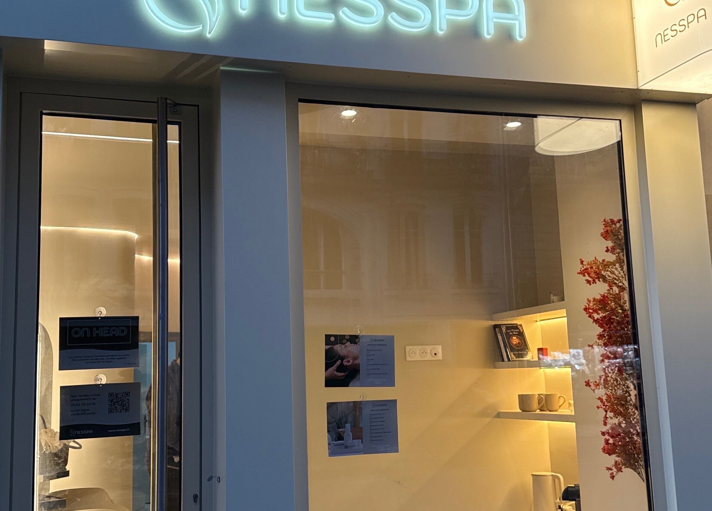 Entrée élégante de Nesspa (Headspa bio) à Paris, Île-de-France, FR avec lumière douce et décor moderne.