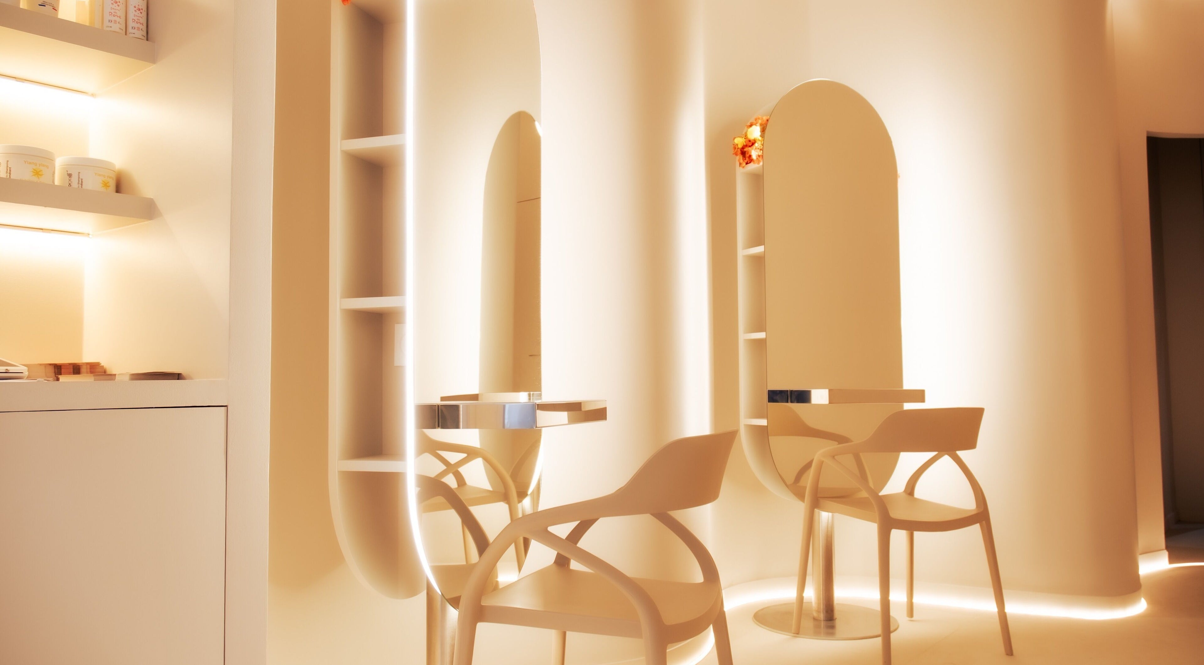 Intérieur moderne de Nesspa (Headspa Bio), à Paris, Île-de-France, FR avec éclairage subtil et mobilier élégant.