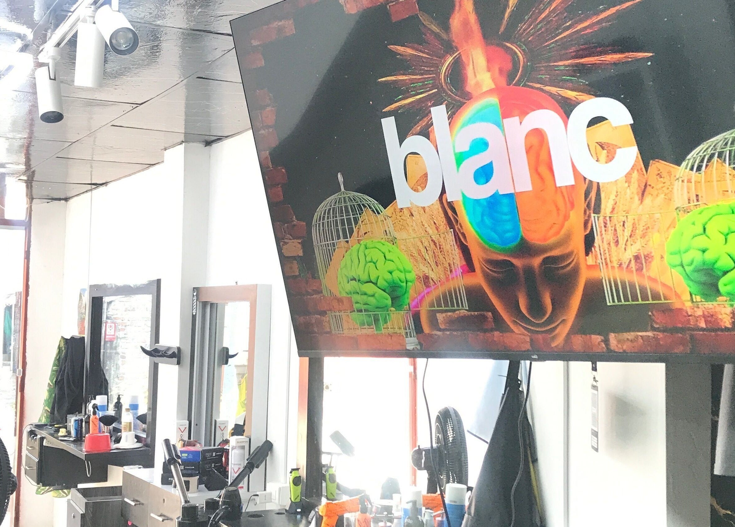 Interior de Mjlux_e en Valle Del Cauca, CO, con decoración artística y moderna iluminación.