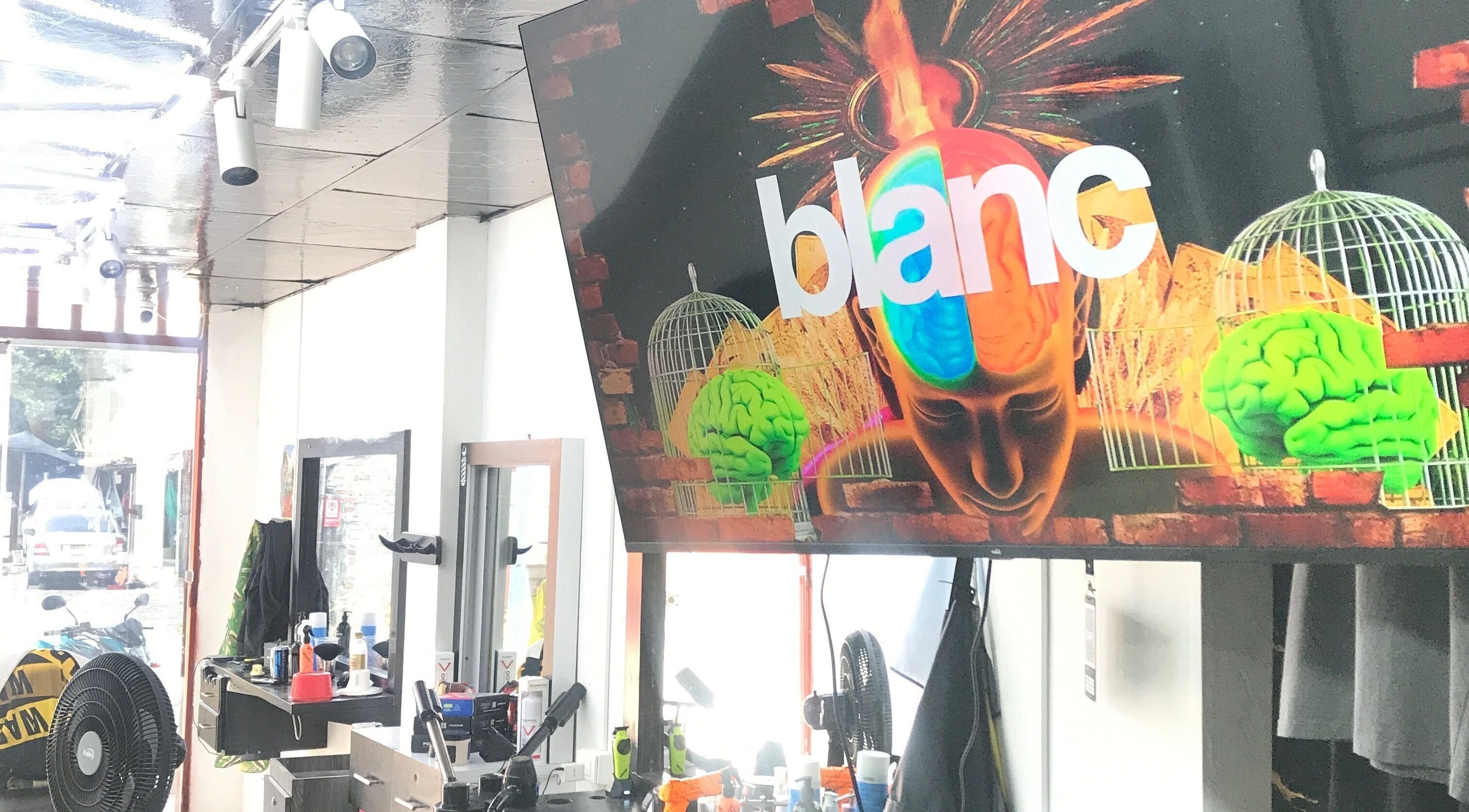 Interior de Mjlux_e en Valle Del Cauca, CO, con decoración artística y moderna iluminación.