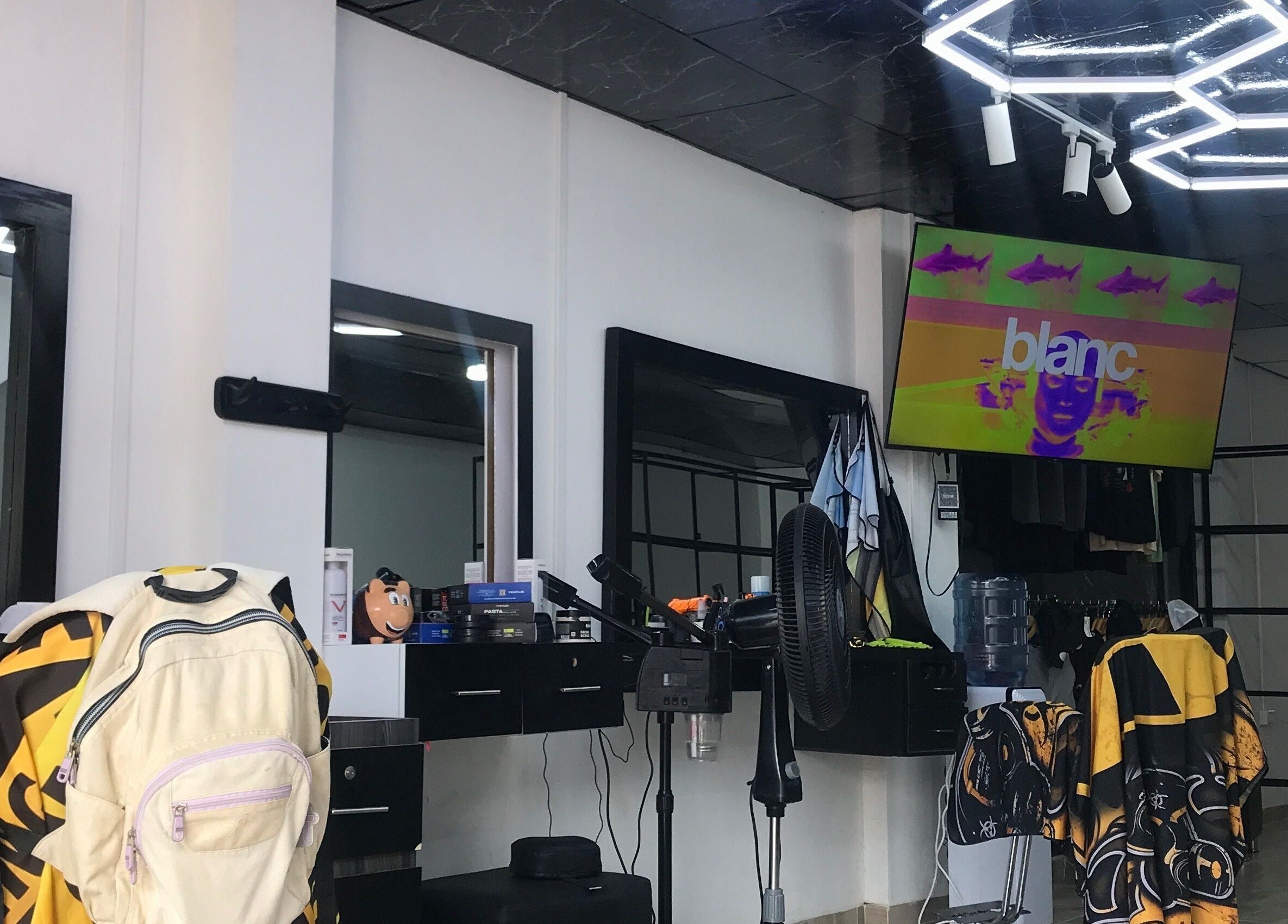 Sala de belleza moderna en Mjlux_e, Valle Del Cauca, CO con diseño contemporáneo y ambiente iluminado.