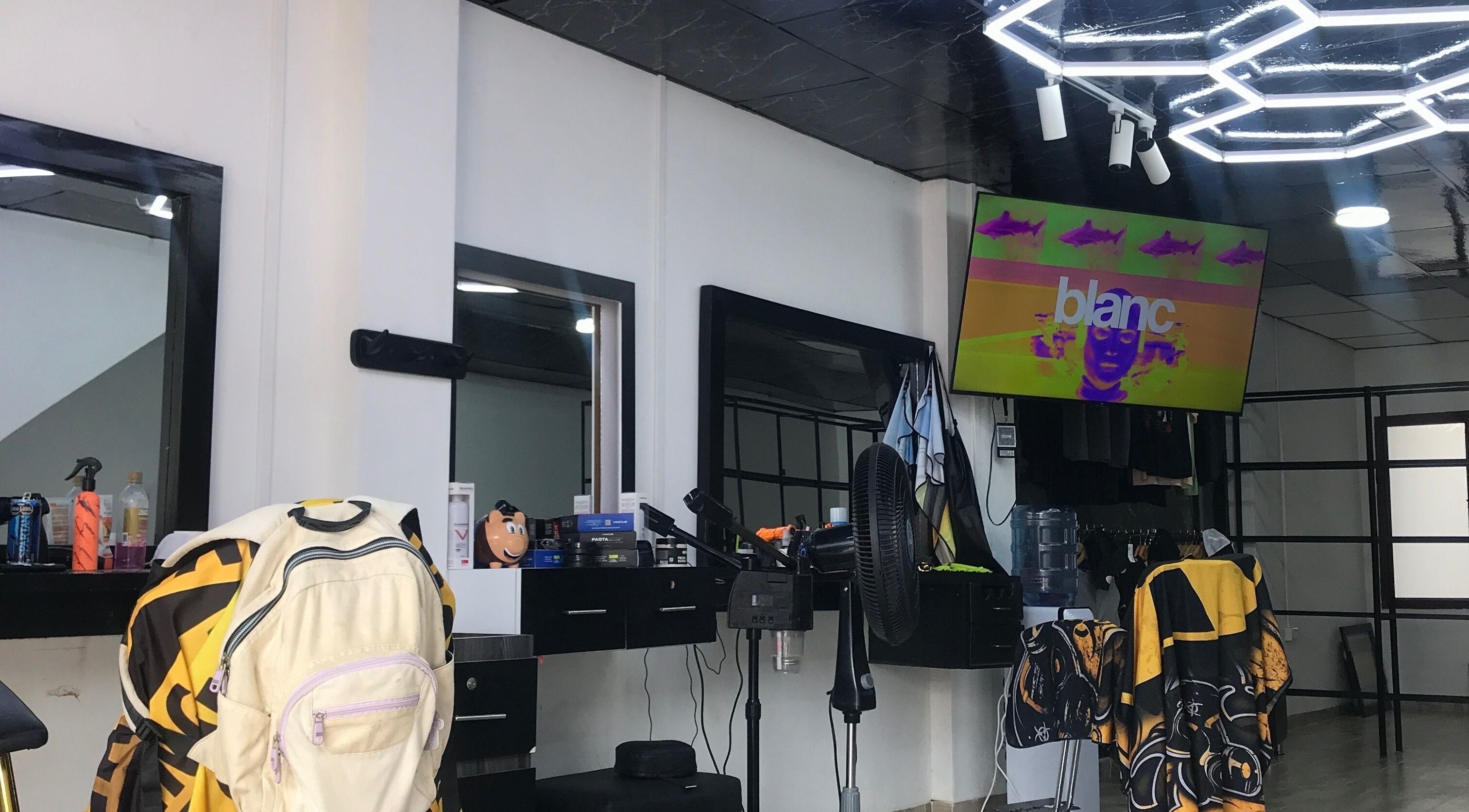 Sala de belleza moderna en Mjlux_e, Valle Del Cauca, CO con diseño contemporáneo y ambiente iluminado.