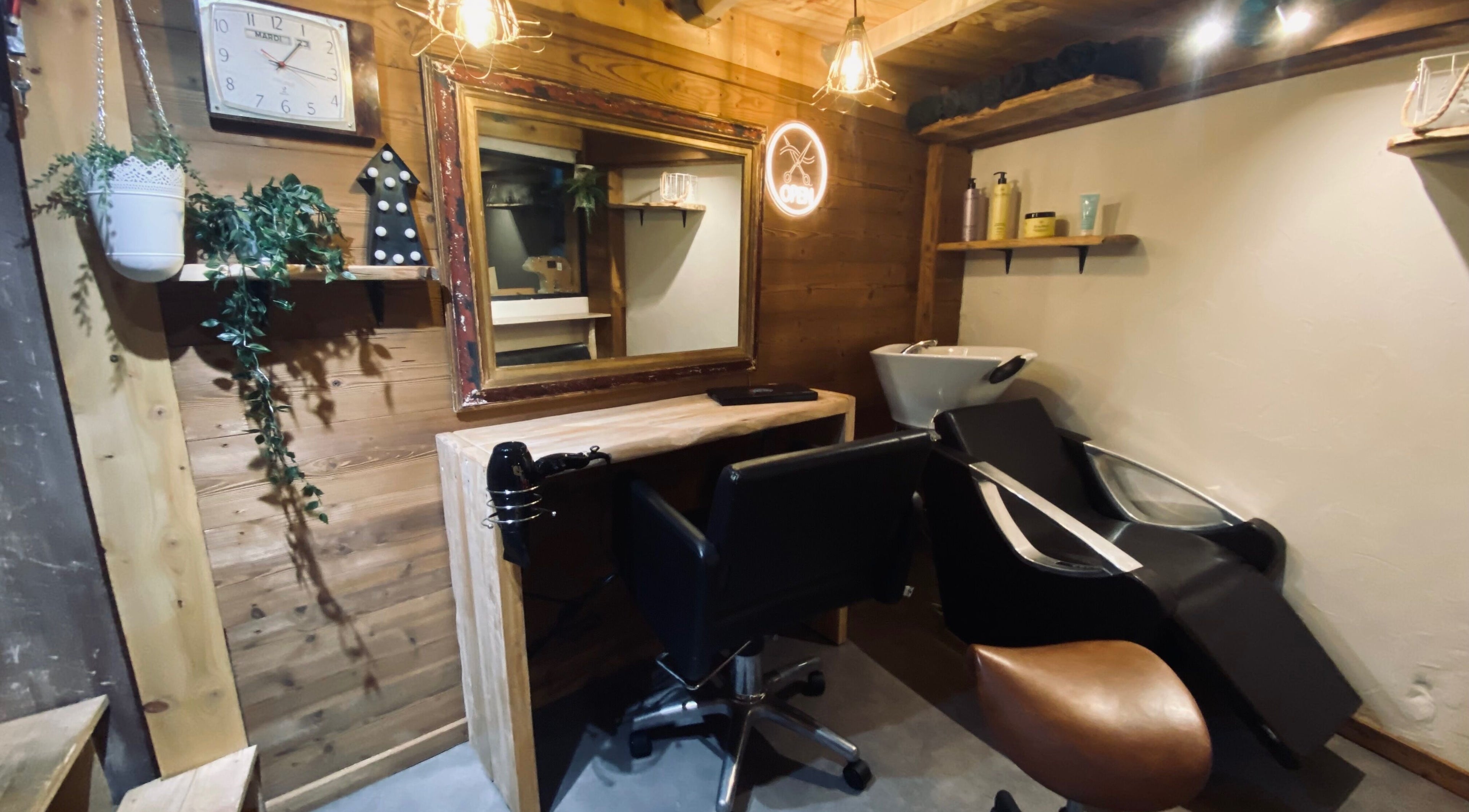 Salon de coiffure élégant chez Flo & Alex à Bourg-saint-maurice, Auvergne-rhône-alpes, FR, avec miroir et fauteuil.