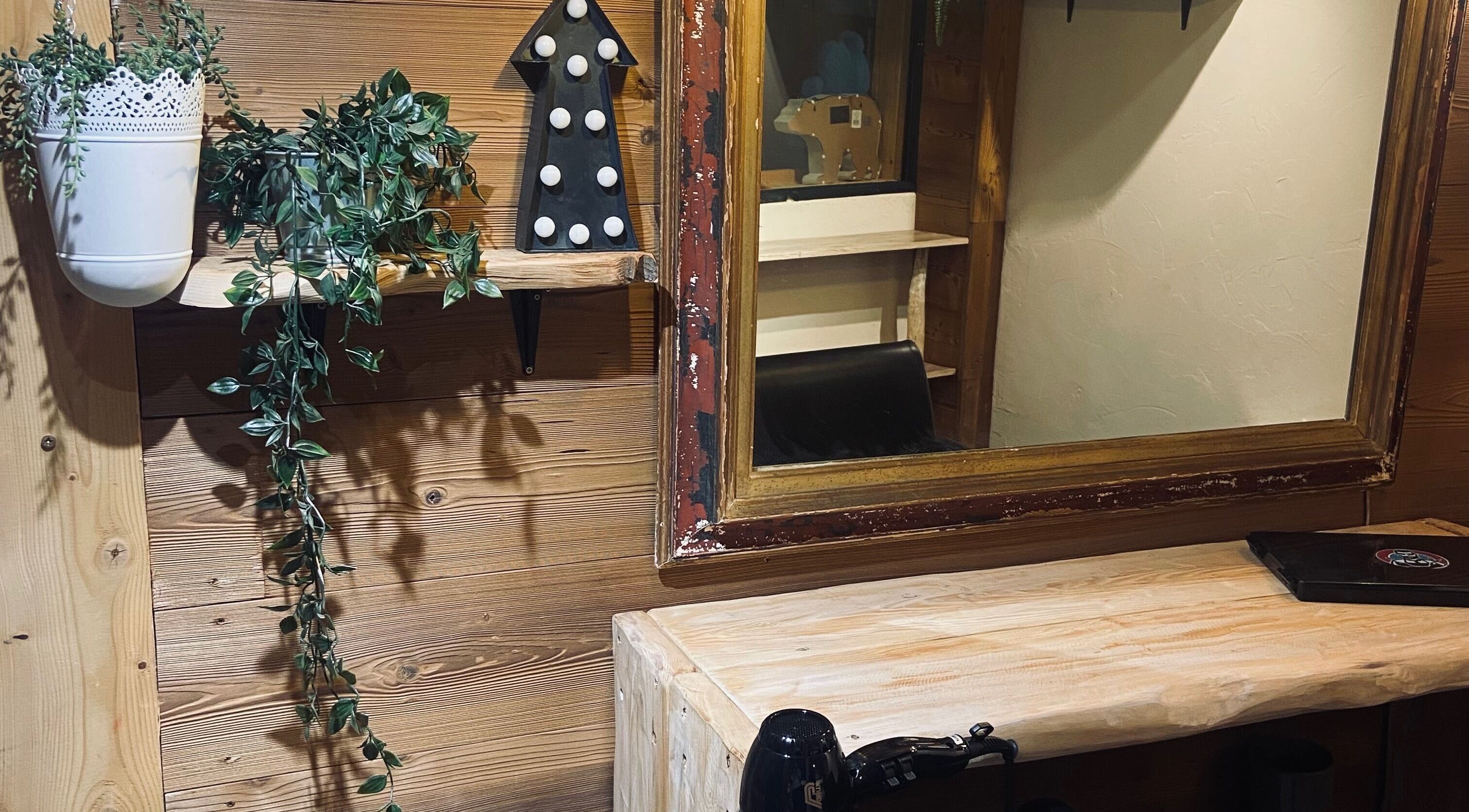 Coin coiffure au bois rustique chez Flo & Alex, Bourg-saint-maurice, Auvergne-rhône-alpes, FR.