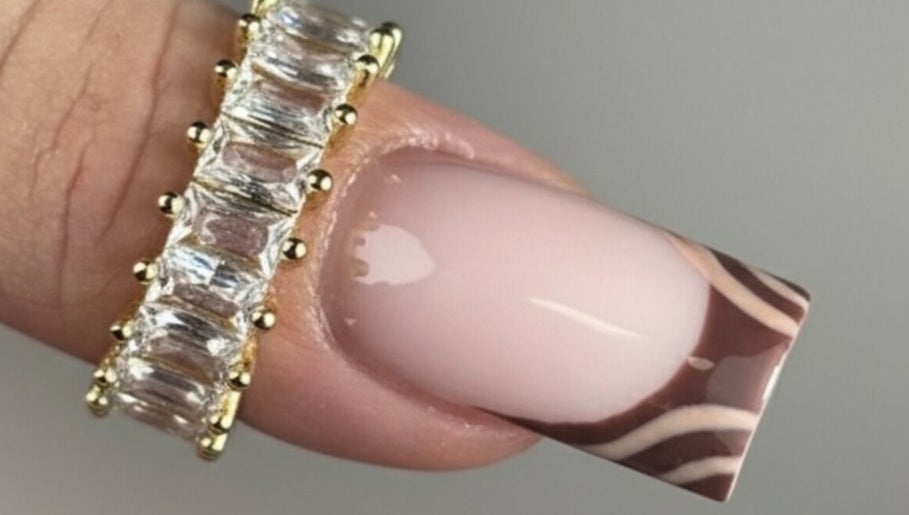 Stylowy manicure z biżuterią w Nikola Rożek Stylizacja Paznokci, Nysa, Województwo Opolskie, PL.