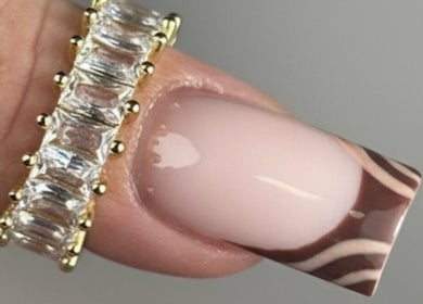 Stylowy manicure z biżuterią w Nikola Rożek Stylizacja Paznokci, Nysa, Województwo Opolskie, PL.