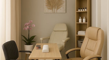 Σαλόνι μανικιούρ στο Nail me now, Αθήνα, GR με άνετες καρέκλες και μοντέρνα διακόσμηση.
