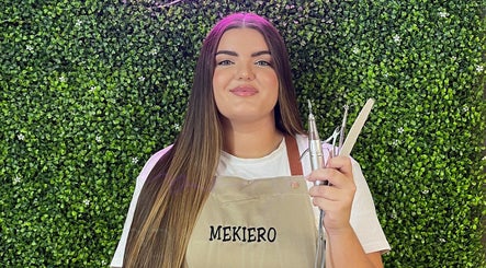 Técnica de MEKIERO Nail Studio en Moriles, Andalucía, ES, sosteniendo herramientas de manicura.