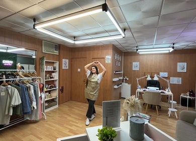 Interior acogedor de MEKIERO Nail Studio en Moriles, Andalucía, ES, mostrando a una profesional en el estudio.