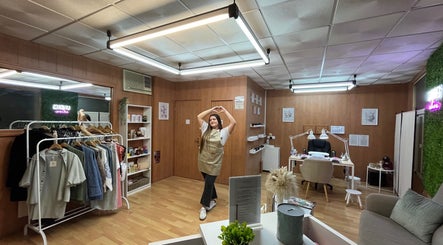 Interior acogedor de MEKIERO Nail Studio en Moriles, Andalucía, ES, mostrando a una profesional en el estudio.