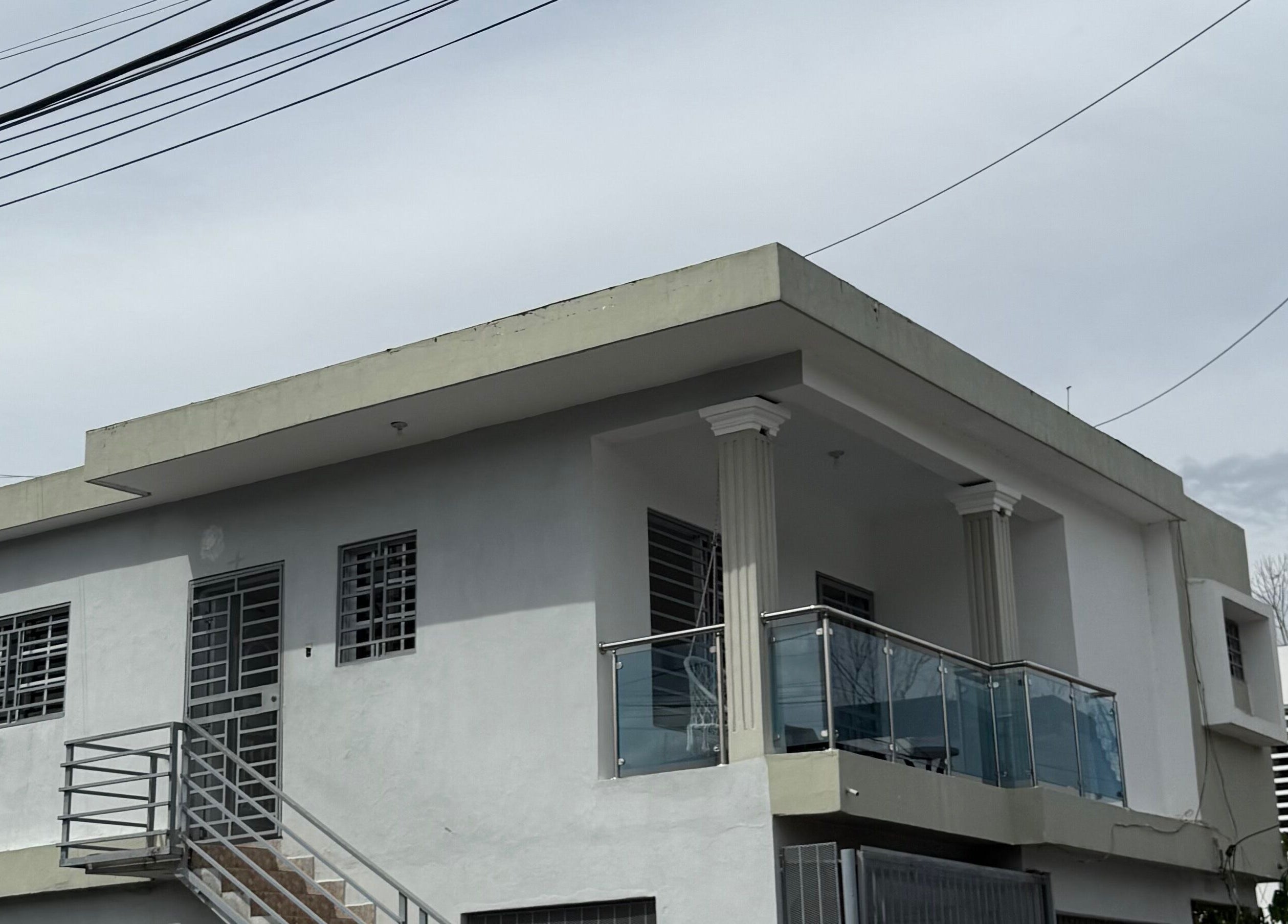 Modern facade of Mariaglam Studio, a beauty venue in Bonao, Monseñor Nouel, DO.