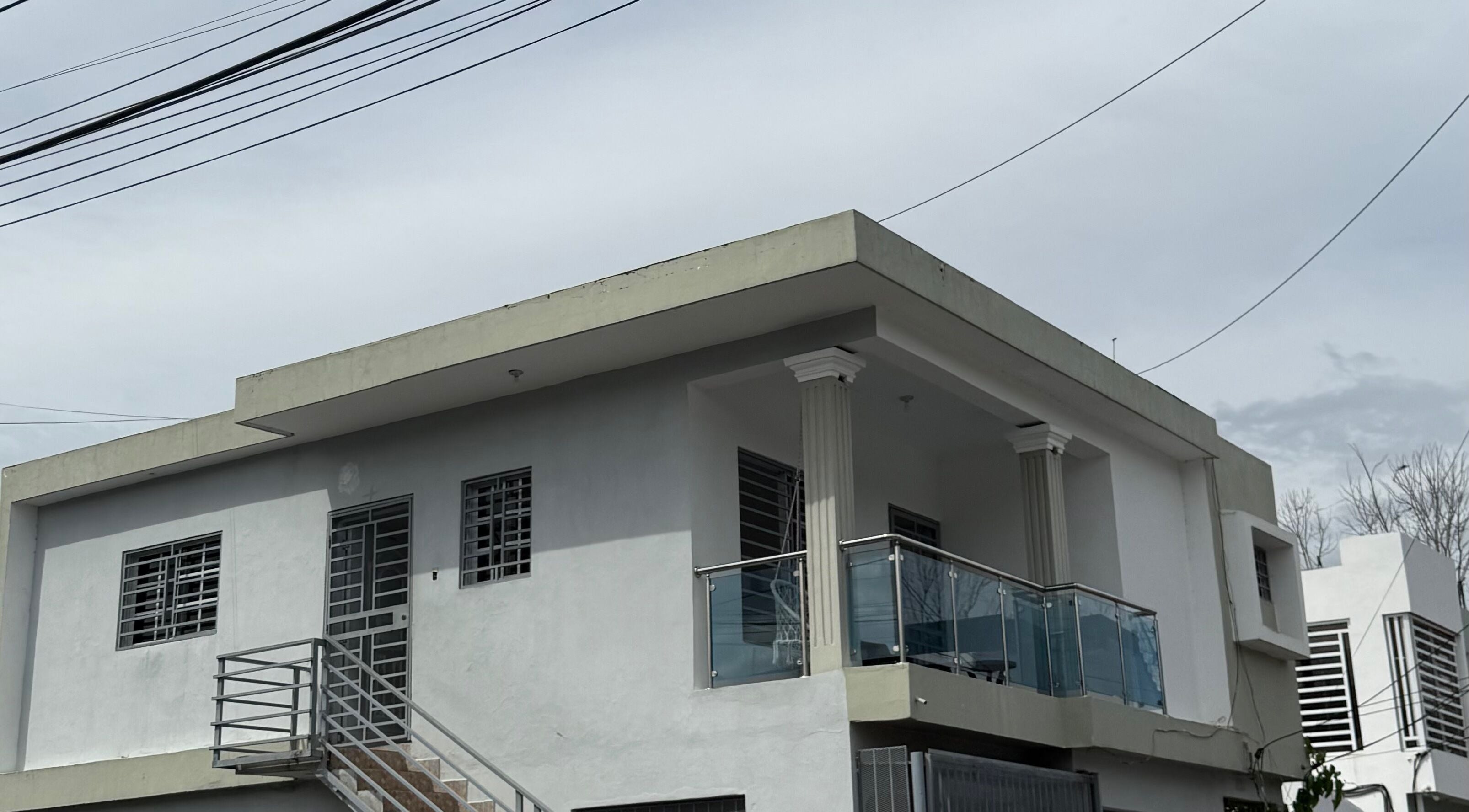 Modern facade of Mariaglam Studio, a beauty venue in Bonao, Monseñor Nouel, DO.