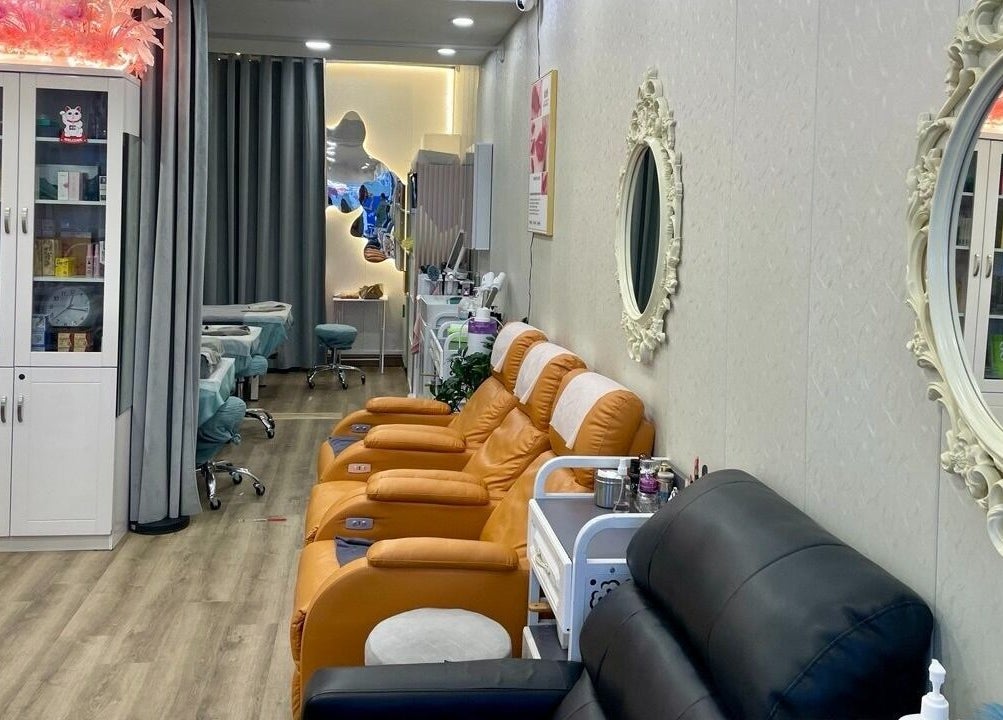 Lavon Beauty spa lounge with stylish seating and mirrors, located in Singapore, Singapore, SG.