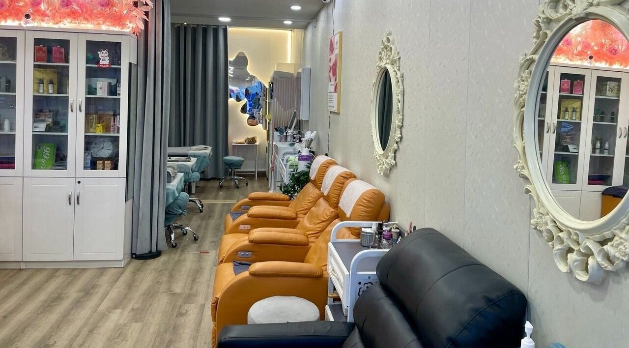 Lavon Beauty spa lounge with stylish seating and mirrors, located in Singapore, Singapore, SG.