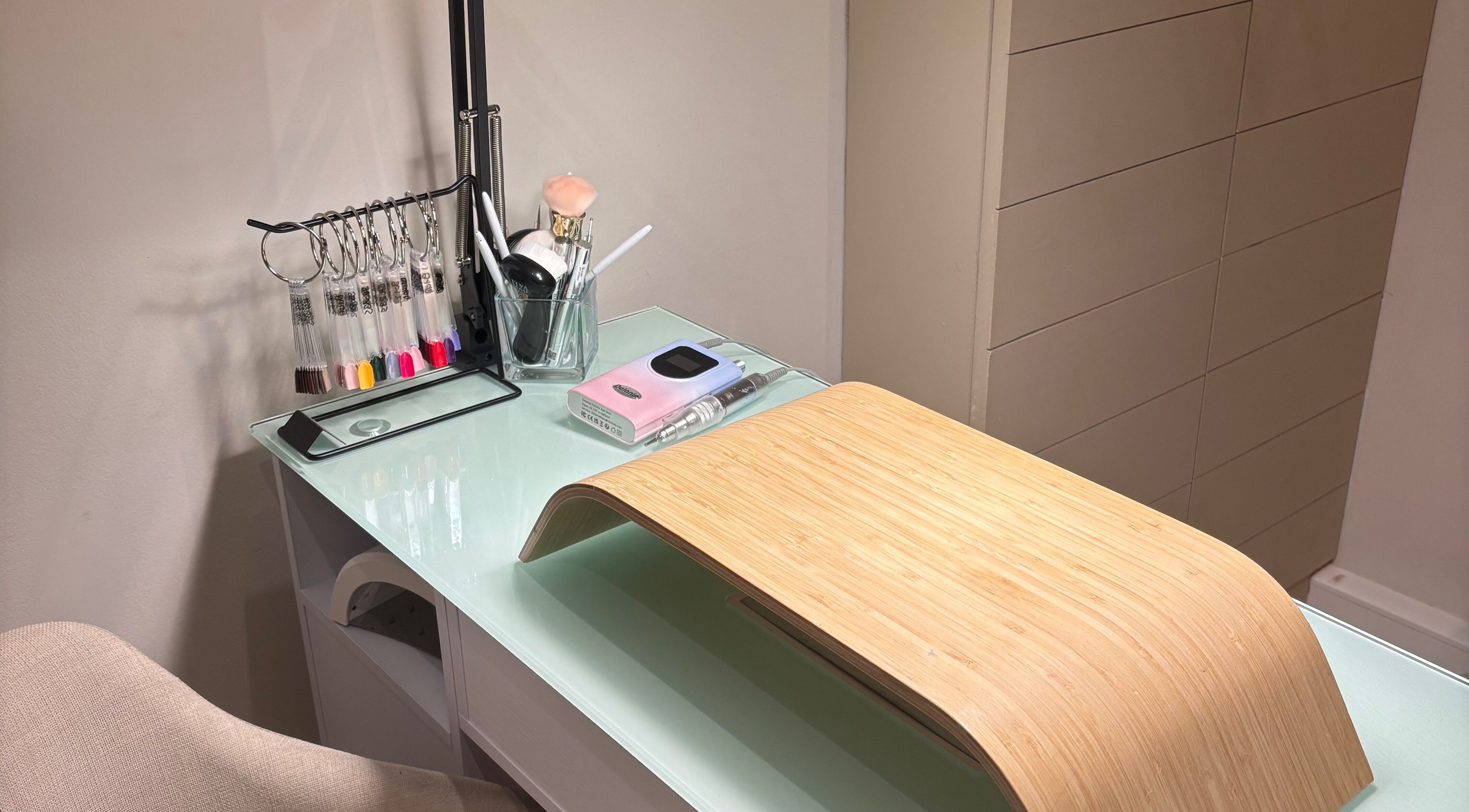 Table de manucure chez Nails By Roro, Pornic, Pays De La Loire, FR avec outils et présentoir de couleurs.