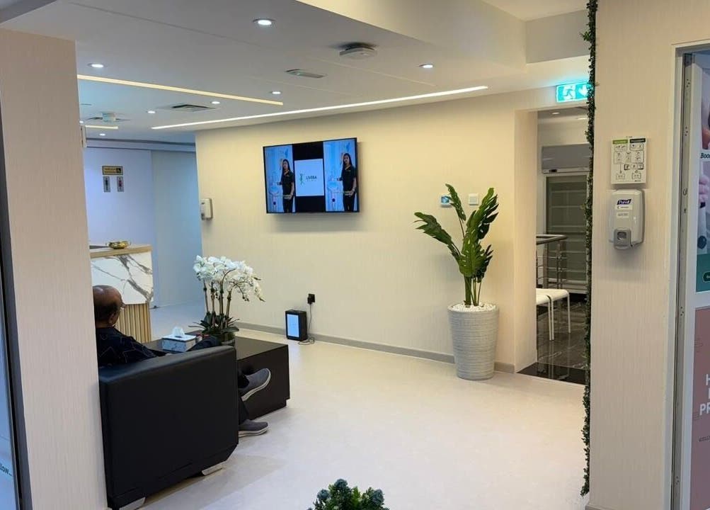 Modern lounge area of Livera Aesthetic Clinic in Dubai, AE, featuring comfortable seating and decor.