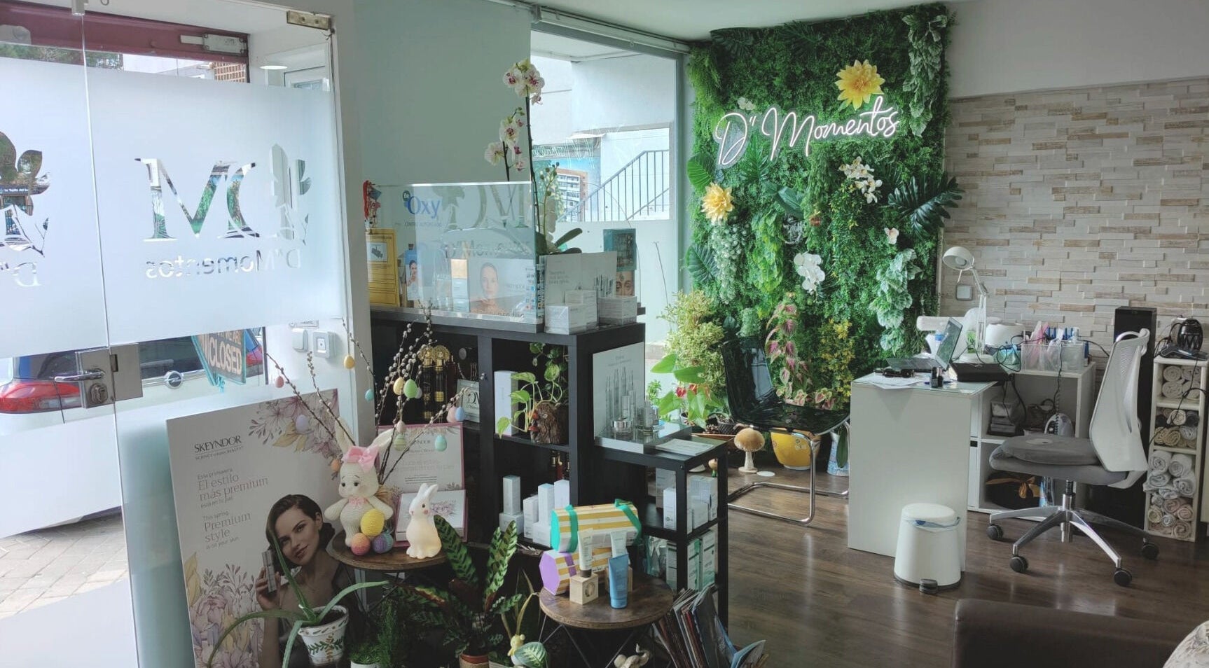 Interior de D'MOMENTOS en Madrid, Comunidad De Madrid, ES con decoración verde vibrante y productos de belleza.