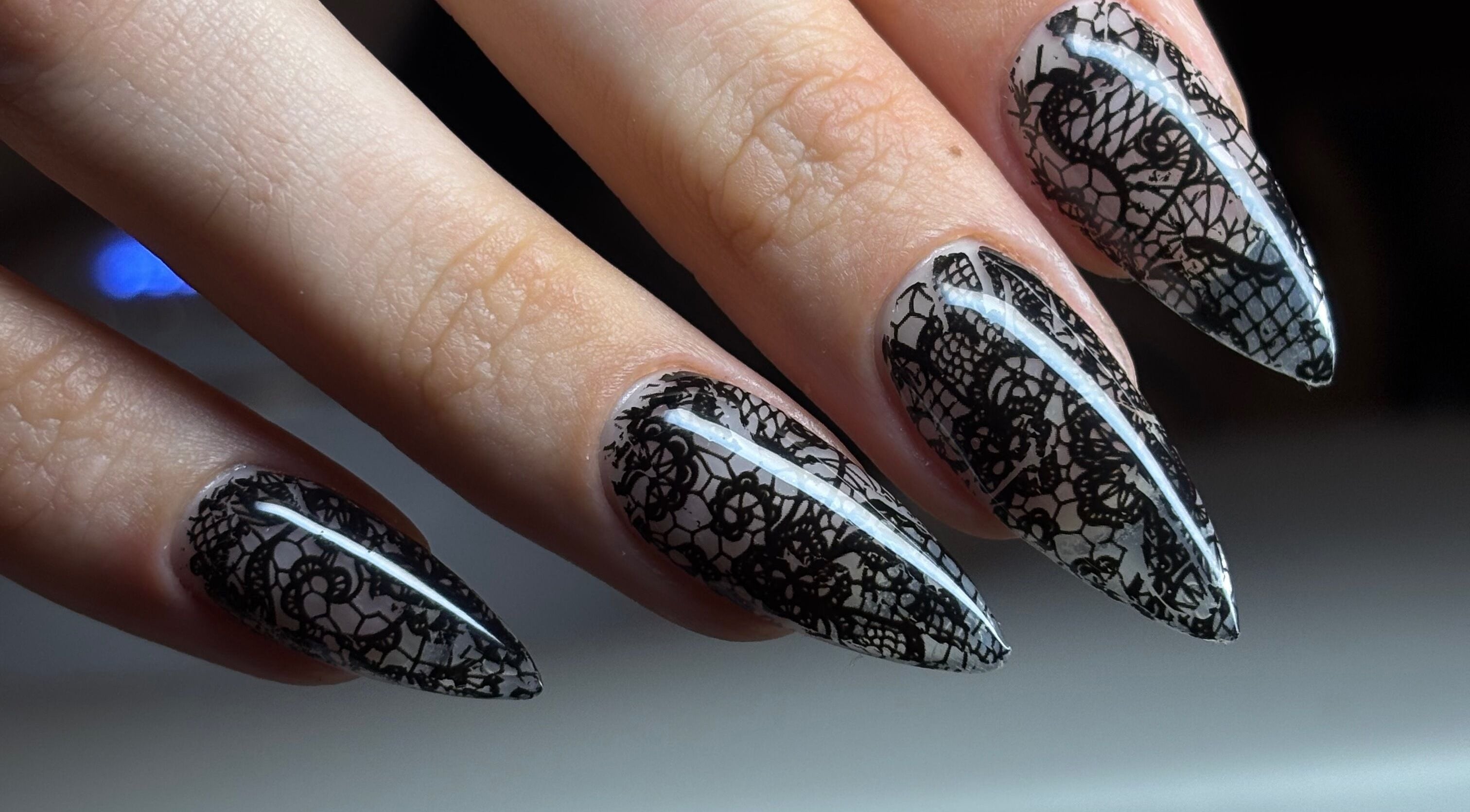 Créations d'ongles en dentelle noire à Nailz Coven, Pierrelaye, Île-de-France, FR, pour un style unique.