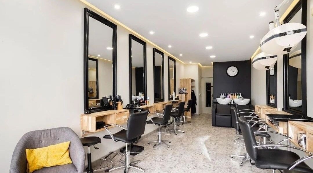 Salon moderne chez Haycut Paris 11, Paris, Île-de-France, FR avec miroirs et fauteuils élégants.