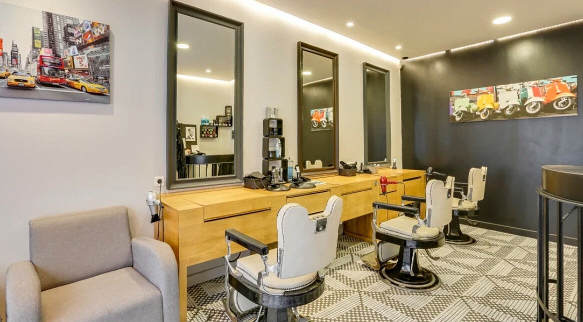 Intérieur moderne de Haycut Paris 2 avec fauteuils de barbier, Paris, Île-de-France, FR.