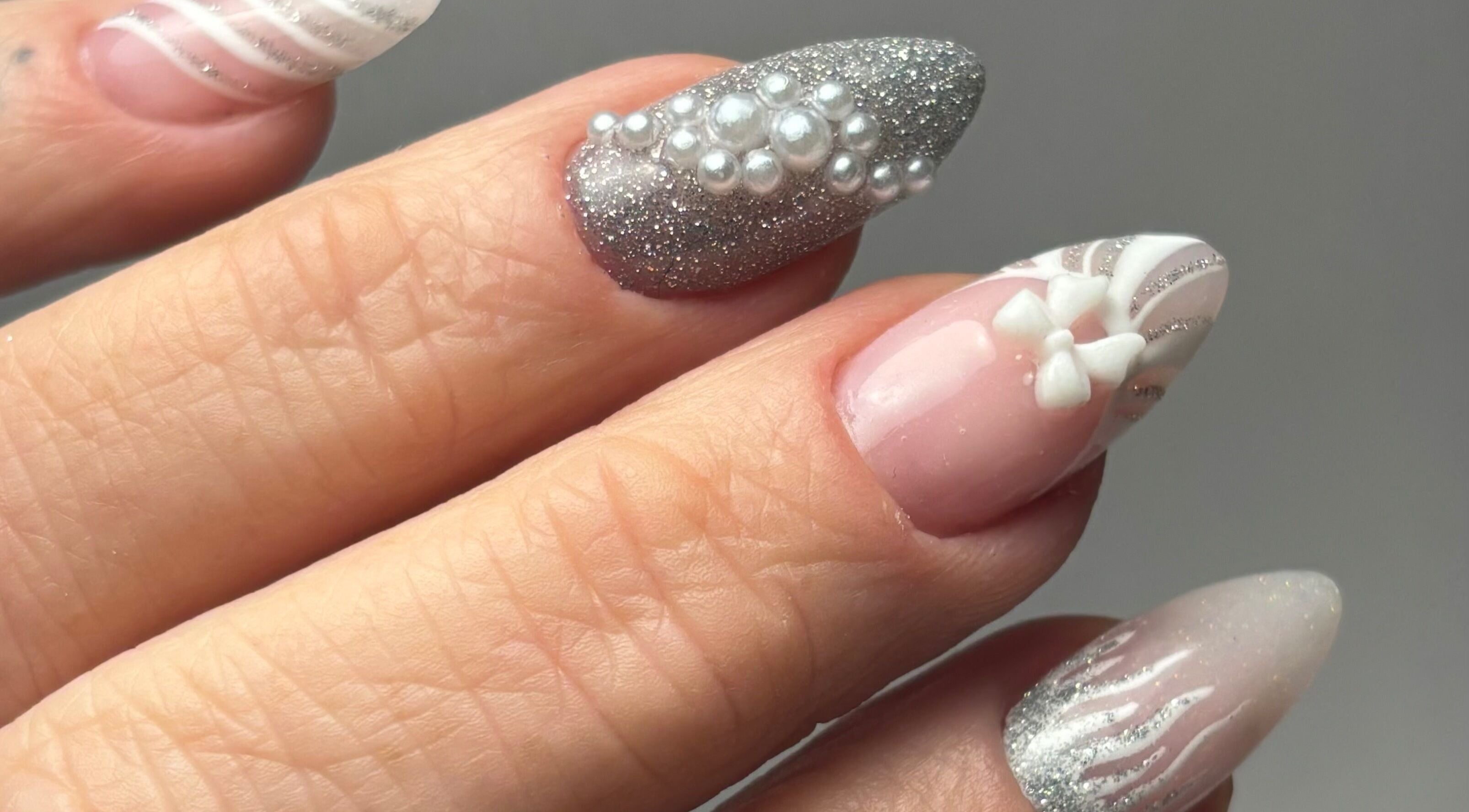 Nail art design with pearls at Sweet Nails, Sotteville-lès-rouen, Normandie, FR.